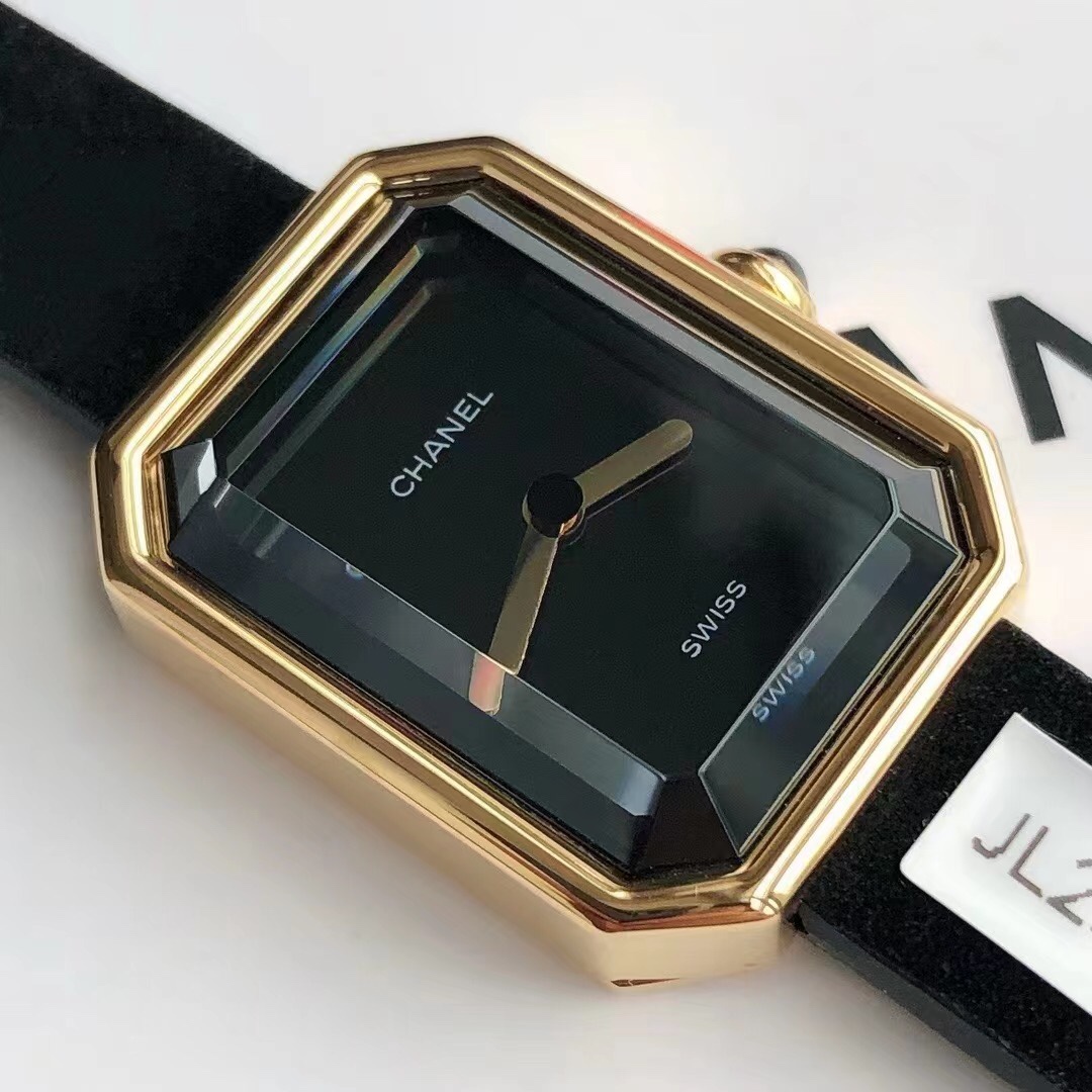 NO:858668,CHANEL CHANEL REMIRE VELOURS  series of watches. There is no second hand, no numbers, and no time scales on the dial, allowing you to feel the time as you like. Paired with the original black velvet texture strap/silk leather strap/American crocodile leather strap, it is very in line with female temperament and exudes female agility.  Beautiful; the octagonal outline of the case is exactly the same as the shape of Place Vendôme in Paris. This timeless and perfect design model echoes the soft and charming characteristics of the watch. Wear it on your wrist to witness the change of day and night and the flow of time. Size  20mm*25mm*8mm,,chanel,chanel,crocodile skin19860909香奈儿 CHANEL REMIRE VELOURS 系列腕表.表盘上没有秒针,没有数字,也没有时标,令你随心感觉时间.搭配原版黑色丝绒质感表带/绢丝皮表带/美洲鳄鱼皮表带、非常符合女性的气质,散发出女性灵动之美；壳套以八角形轮廓与巴黎芳登广场的形状如出一辙.这一隽永恒久、堪称完美设计典范的建筑与腕表柔美妩媚的特质相互呼应.佩于腕间,见证昼夜更迭,时光流转.Size 20mm*25mm*8mm,,chanel,chanel,crocodile skin,Watch