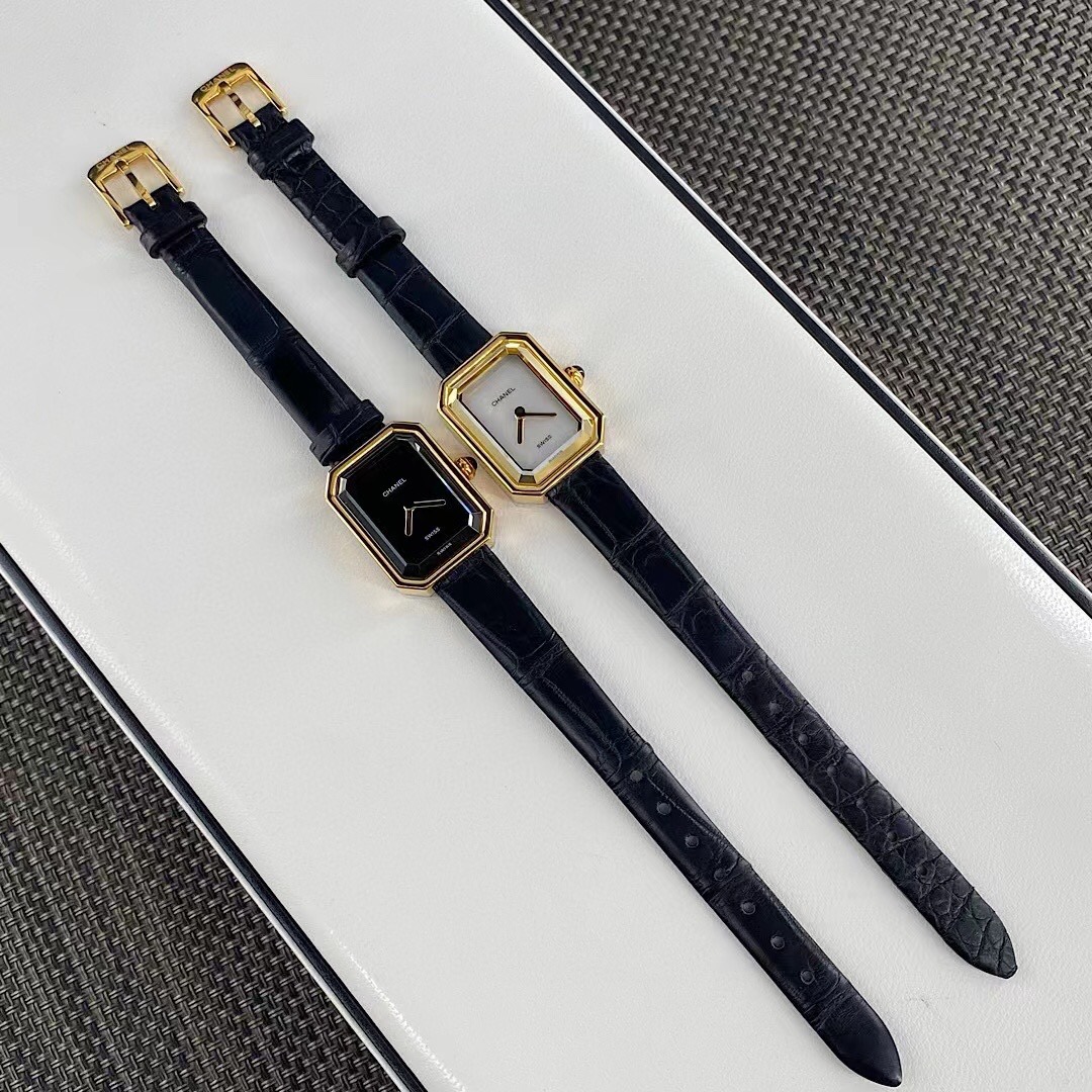 NO:385306,DV factory crocodile version!  One bottom cover code for one watch. Chanel Chanel black gold small sugar cube ladies, Swiss movement, square polygon large cut sapphire glass mirror, diamond cutting process, always keeps traceless and clear, soft and comfortable to use, with excellent texture. This watch is designed by Coco for the design of Hollywood actress Greta Garbo. As Chanel's first watch, it has the significance of rememberere (first appearance). The case is equipped with octagonal sapphire glass  The inspiration for glass comes from the bottle cap of N°5 perfume and the Paris Fonden Square near Coco's home. Because this shape looks very similar to sugar cubes, it is also called sugar cubes. It is a watch that immediately increases fashion when you wear whatever clothes you wear. The heartthrobs in the medieval watch are retro and elegant. There are no seconds hand, no numbers or time marks on the dial to make you feel the time as you like, and it is unique to everyone to add avant-garde and fashionable feel to various shapes., chanel, chanel19860909DV厂鳄鱼版本！一表一个底盖编码.香奈儿Chanel黑金小方糖女士,瑞士机芯,方形多边形大切边蓝宝石玻璃镜面,钻石切割工艺,始终保持无痕清透,上手柔软舒适,质感上佳.这款腕表是coco邀请好莱坞女星GretaGarbo设计,作为香奈儿的第一款腕表,非常具有remiere(首次露面)的意义,表壳配八角形蓝宝石玻璃的灵感来源于N°5香水的瓶盖以及coco家附近的巴黎芳登广场,因为这个外形很像方糖也被大家称之为方糖腕表.就是一款你穿什么衣服戴它都立刻提高时尚度的腕表.中古表里的万人迷复古优雅,表盘上没有秒针没有数字也没有时标让你随心感觉时间,与众不同为各种造型平添前卫时尚感.,,chanel,chanel,Watch