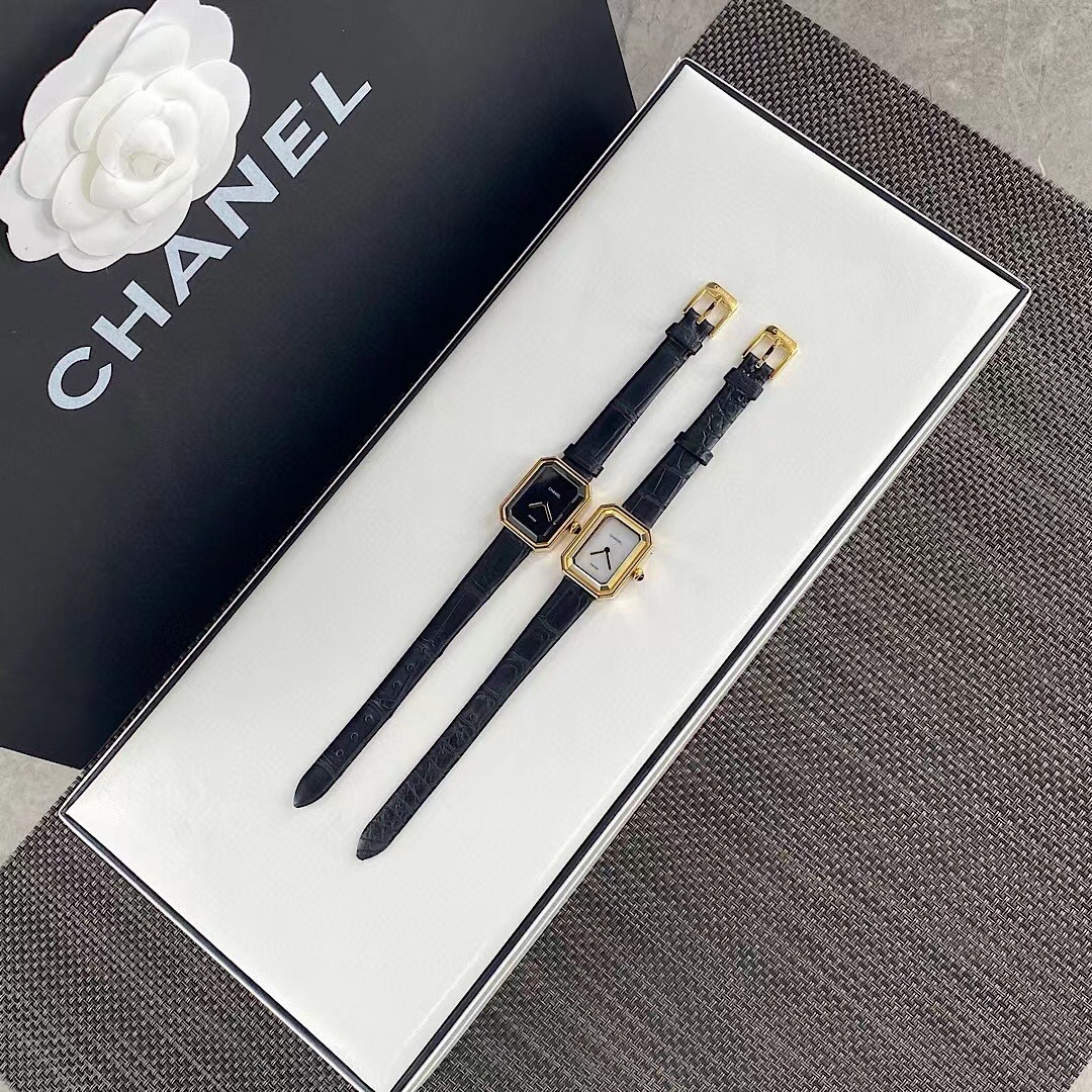 NO:385286,DV factory crocodile version!  Chanel Chanel Black Gold Small Sugar Cube Lady, Swiss movement, square polygon large-edged sapphire glass mirror, diamond cutting technology, always keeps traceless and transparent, soft and comfortable, and has a good texture. This watch was designed by Coco for Hollywood actress Greta Garbo. As Chanel's first watch, it has the meaning of rememberere (first appearance). The case with octagonal sapphire glass is inspired by the bottle cap of N°5 perfume and the Paris Fonden Square near Coco's home. Because this shape looks very similar to sugar cube, it is also called a sugar cube watch. It is a watch that immediately increases fashion when you wear whatever clothes you wear. The heartthrob in the medieval watch is retro and elegant. There is no second hand, no numbers or time mark on the dial, which makes you feel the time as you like, and it is unique to add avant-garde and fashionable feeling to various shapes.,,chanel,chanel19860909DV厂鳄鱼版本！香奈儿Chanel黑金小方糖女士,瑞士机芯,方形多边形大切边蓝宝石玻璃镜面,钻石切割工艺,始终保持无痕清透,上手柔软舒适,质感上佳.这款腕表是coco邀请好莱坞女星GretaGarbo设计,作为香奈儿的第一款腕表,非常具有remiere(首次露面)的意义,表壳配八角形蓝宝石玻璃的灵感来源于N°5香水的瓶盖以及coco家附近的巴黎芳登广场,因为这个外形很像方糖也被大家称之为方糖腕表.就是一款你穿什么衣服戴它都立刻提高时尚度的腕表.中古表里的万人迷复古优雅,表盘上没有秒针没有数字也没有时标让你随心感觉时间,与众不同为各种造型平添前卫时尚感.,,chanel,chanel,Watch