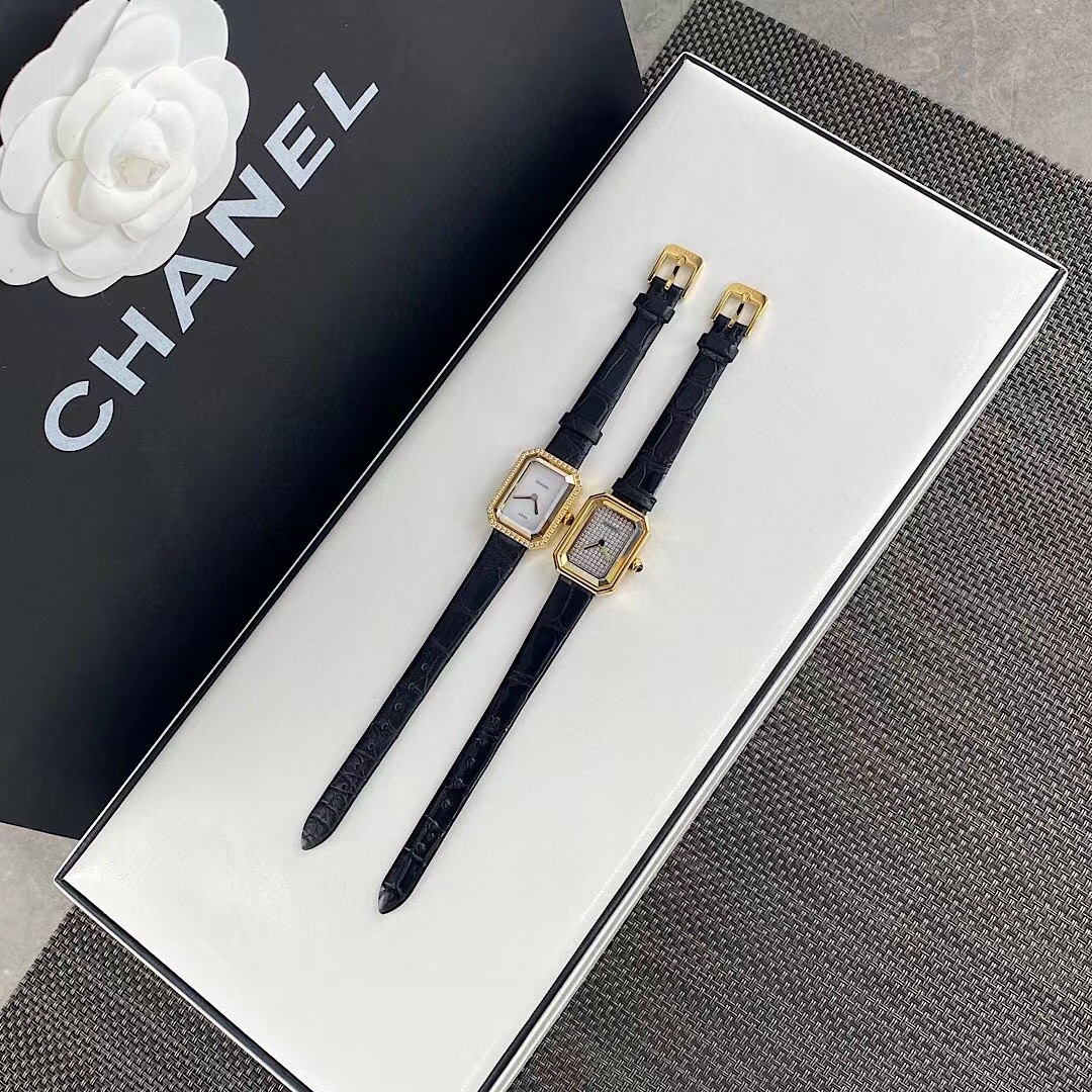 NO:385318,DV factory imported crocodile strap, set with eight hearts and eight arrows zircon version!  Chanel Chanel Black Gold Small Sugar Cube Lady, Swiss movement, square polygon large-edged sapphire glass mirror, diamond cutting technology, always keeps traceless and transparent, soft and comfortable, and has a good texture. This watch was designed by Coco for Hollywood actress Greta Garbo. As Chanel's first watch, it has the meaning of rememberere (first appearance). The case with octagonal sapphire glass is inspired by the bottle cap of N°5 perfume and the Paris Fonden Square near Coco's home. Because this shape looks very similar to sugar cube, it is also called a sugar cube watch. It is a watch that immediately increases fashion when you wear whatever clothes you wear. The heartthrob in the medieval watch is retro and elegant. There is no second hand, no numbers or time mark on the dial, which makes you feel the time as you like, and it is unique to add avant-garde and fashionable feeling to various shapes.,,chanel,chanel19860909DV厂进口鳄鱼表带,镶八心八箭锆石版本！香奈儿Chanel黑金小方糖女士,瑞士机芯,方形多边形大切边蓝宝石玻璃镜面,钻石切割工艺,始终保持无痕清透,上手柔软舒适,质感上佳.这款腕表是coco邀请好莱坞女星GretaGarbo设计,作为香奈儿的第一款腕表,非常具有remiere(首次露面)的意义,表壳配八角形蓝宝石玻璃的灵感来源于N°5香水的瓶盖以及coco家附近的巴黎芳登广场,因为这个外形很像方糖也被大家称之为方糖腕表.就是一款你穿什么衣服戴它都立刻提高时尚度的腕表.中古表里的万人迷复古优雅,表盘上没有秒针没有数字也没有时标让你随心感觉时间,与众不同为各种造型平添前卫时尚感.,,chanel,chanel,Watch