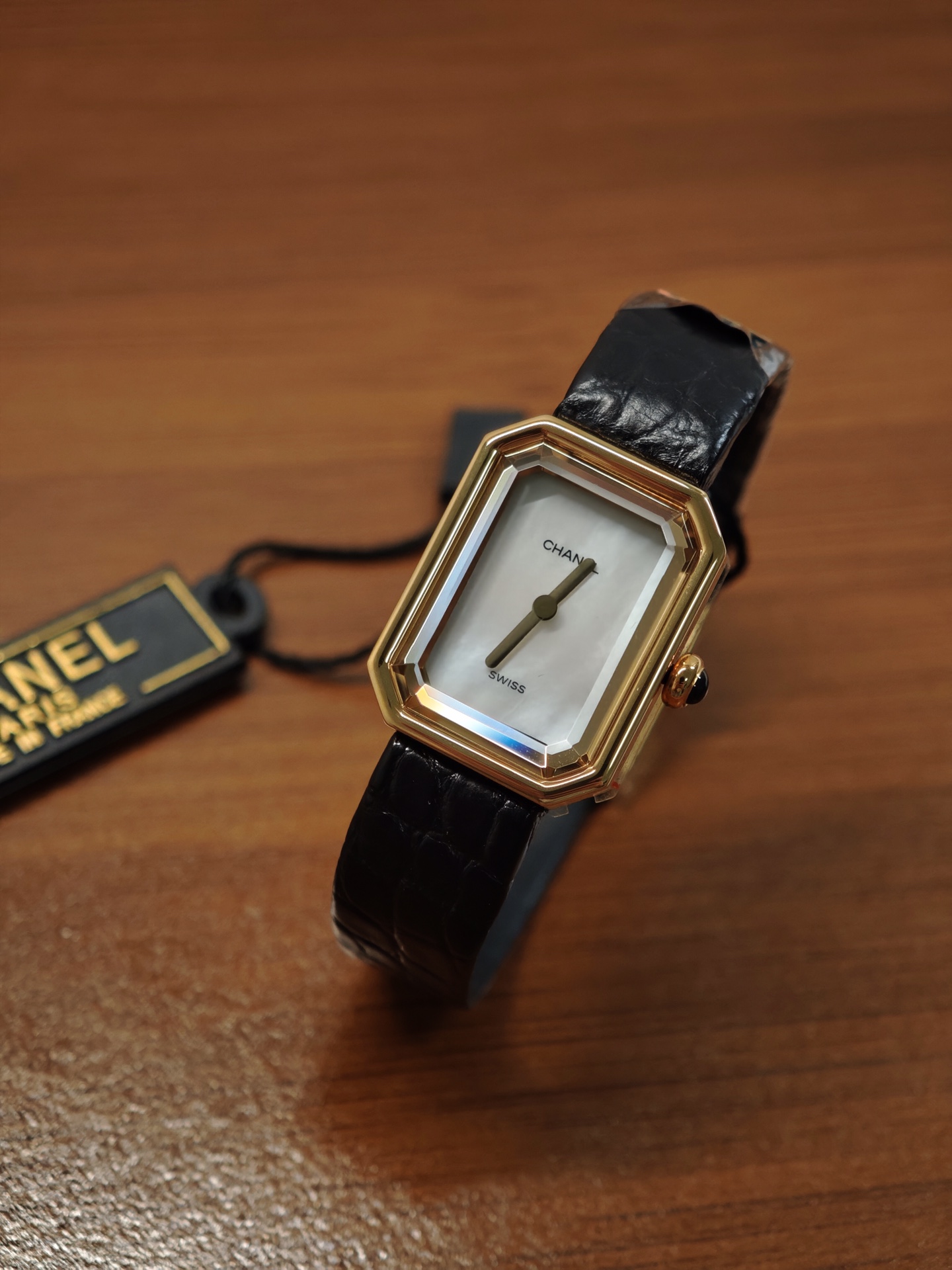 NO:385841,DV factory V2 version!  Comprehensive upgrade, original single-quality crocodile leather version!  Chanel Chanel Black Gold Sugar Cube Watch, this one was born in 1987, so this watch is also called '1987'. This watch was designed by Coco for Hollywood actress Greta Garbo. As Chanel's first watch, it has the meaning of rememberere (first appearance). The octagonal sapphire case is inspired by the bottle cap of N°5 fragrance and the Paris Fonden Square near Coco's home. Because this appearance looks very similar to sugar cube, it is also called a sugar cube watch. The classic black crocodile leather is very textured!! The open-cover jewelry buckle and the opening and closing method are also very ritual. It is a watch that immediately increases the fashion level when you wear it. This watch is still very popular, so this watch is also very value-preserving and will never be outdated. The retro and elegant charm of the medieval watch  There are no seconds hand, no numbers or time marks on the dial to make you feel the time as you like. It is unique and adds avant-garde and fashionable feel to various shapes. The real shooting quality is consistent! , chanel, chanel, crocodile skin19860909DV厂V2版本！全面升级,原单品质鳄鱼皮版本！香奈儿 Chanel黑金方糖腕表,这款诞生于1987年,所以这款表也叫“1987‘’. 这款表是coco邀请好莱坞女星GretaGarbo设计,作为 香奈儿的第一款腕表,非常具有remiere (首次露面) 的意义,表壳八角形蓝宝石谭的灵感来源于N°5香 水的瓶盖以及coco家附近的巴黎芳登广场,因为这个外 形很像方糖也被大家称之为方糖腕表. 经典的黑色鳄鱼皮很有质感！！开盖式的珠宝扣,开合方式也很有仪式感,就是一款你穿什么衣服戴它都立刻提高时尚度的腕表. 这款表至今都非常受欢迎, 所以这款表也是非 常保值而且永远不会过时的. 中古表里的万人迷复古优雅 表盘上没有秒针没有数字也没有时标让你随心感觉时间 与众不同为各种造型平添前卫时尚感实物拍摄品质如一！,,chanel,chanel,crocodile skin,Watch