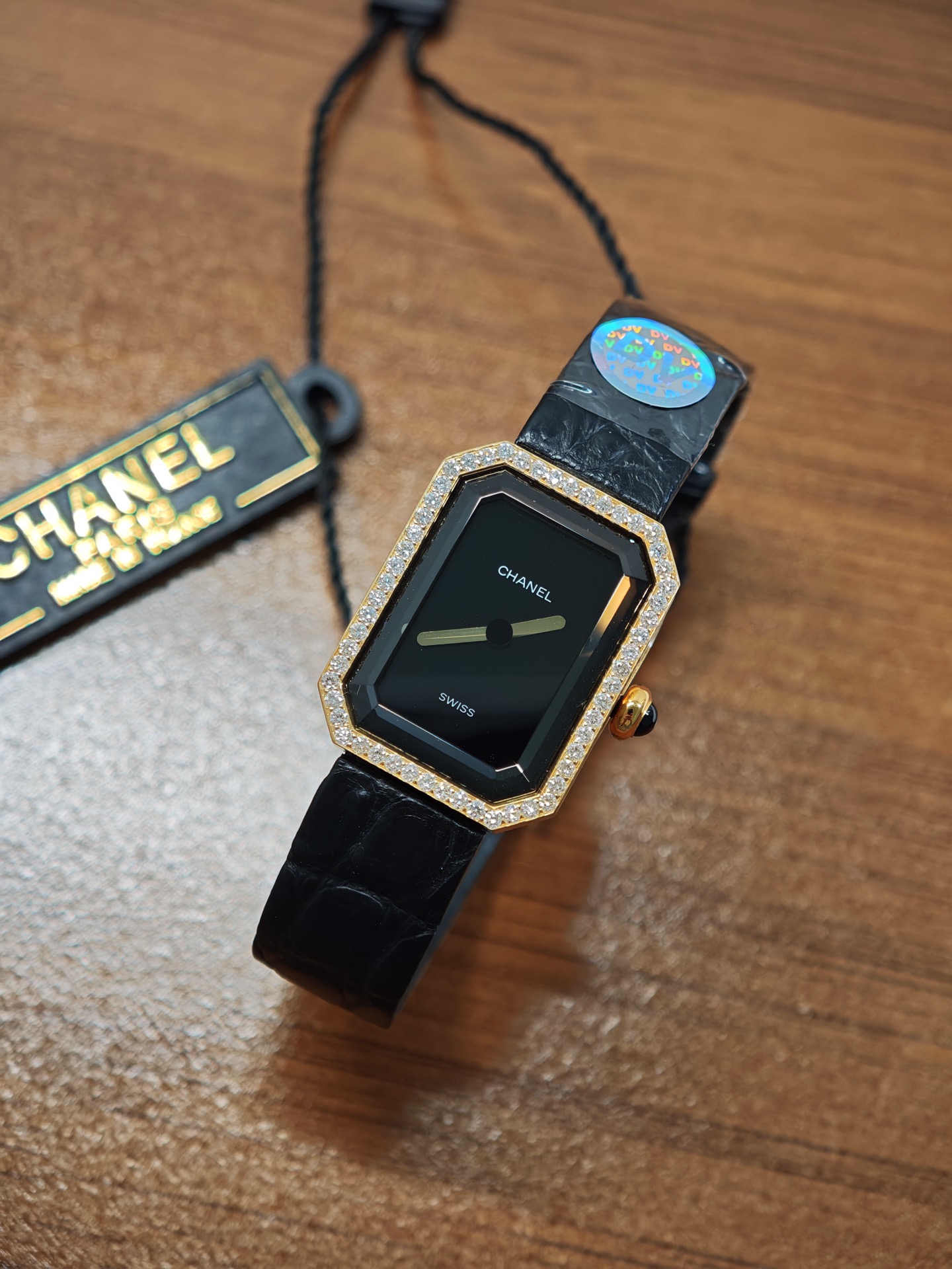 NO:385846,DV factory V2 version!  Real diamond, electric thick gold version!  Original single-quality crocodile leather version!  Chanel Chanel Black Gold Sugar Cube Watch, this one was born in 1987, so this watch is also called '1987'. This watch was designed by Coco for Hollywood actress Greta Garbo. As Chanel's first watch, it has the meaning of rememberere (first appearance). The octagonal sapphire case is inspired by the bottle cap of N°5 fragrance and the Paris Fonden Square near Coco's home. Because this appearance looks very similar to sugar cube, it is also called a sugar cube watch. The classic black crocodile leather is very textured!! The open-cover jewelry buckle and the opening and closing method are also very ritual. It is a watch that immediately increases the fashion level when you wear it. This watch is still very popular, so this watch is also very value-preserving and will never be outdated. The retro and elegant charm of the medieval watch  There are no seconds hand, no numbers or time marks on the dial to make you feel the time as you like. It is unique and adds avant-garde and fashionable feel to various shapes. The real shooting quality is consistent! , chanel, chanel, crocodile skin19860909DV厂V2版本！真钻石,电厚金版本！原单品质鳄鱼皮版本！香奈儿 Chanel黑金方糖腕表,这款诞生于1987年,所以这款表也叫“1987‘’. 这款表是coco邀请好莱坞女星GretaGarbo设计,作为 香奈儿的第一款腕表,非常具有remiere (首次露面) 的意义,表壳八角形蓝宝石谭的灵感来源于N°5香 水的瓶盖以及coco家附近的巴黎芳登广场,因为这个外 形很像方糖也被大家称之为方糖腕表. 经典的黑色鳄鱼皮很有质感！！开盖式的珠宝扣,开合方式也很有仪式感,就是一款你穿什么衣服戴它都立刻提高时尚度的腕表. 这款表至今都非常受欢迎, 所以这款表也是非 常保值而且永远不会过时的. 中古表里的万人迷复古优雅 表盘上没有秒针没有数字也没有时标让你随心感觉时间 与众不同为各种造型平添前卫时尚感实物拍摄品质如一！,,chanel,chanel,crocodile skin,Watch