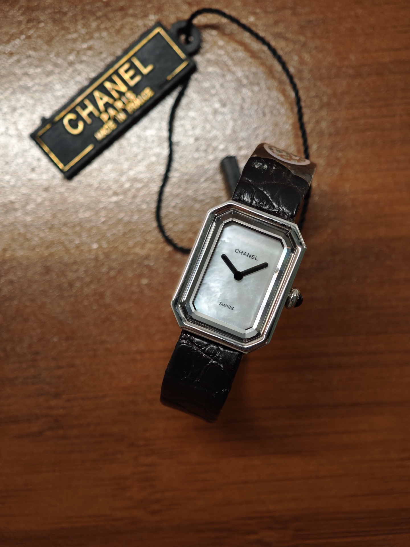 NO:385853,DV factory V2 version!  Comprehensive upgrade, original single-quality crocodile leather version!  Chanel Chanel Black Gold Sugar Cube Watch, this one was born in 1987, so this watch is also called '1987'. This watch was designed by Coco for Hollywood actress Greta Garbo. As Chanel's first watch, it has the meaning of rememberere (first appearance). The octagonal sapphire case is inspired by the bottle cap of N°5 fragrance and the Paris Fonden Square near Coco's home. Because this appearance looks very similar to sugar cube, it is also called a sugar cube watch. The classic black crocodile leather is very textured!! The open-cover jewelry buckle and the opening and closing method are also very ritual. It is a watch that immediately increases the fashion level when you wear it. This watch is still very popular, so this watch is also very value-preserving and will never be outdated. The retro and elegant charm of the medieval watch  There are no seconds hand, no numbers or time marks on the dial to make you feel the time as you like. It is unique and adds avant-garde and fashionable feel to various shapes. The real shooting quality is consistent! , chanel, chanel, crocodile skin19860909DV厂V2版本！全面升级,原单品质鳄鱼皮版本！香奈儿 Chanel黑金方糖腕表,这款诞生于1987年,所以这款表也叫“1987‘’. 这款表是coco邀请好莱坞女星GretaGarbo设计,作为 香奈儿的第一款腕表,非常具有remiere (首次露面) 的意义,表壳八角形蓝宝石谭的灵感来源于N°5香 水的瓶盖以及coco家附近的巴黎芳登广场,因为这个外 形很像方糖也被大家称之为方糖腕表. 经典的黑色鳄鱼皮很有质感！！开盖式的珠宝扣,开合方式也很有仪式感,就是一款你穿什么衣服戴它都立刻提高时尚度的腕表. 这款表至今都非常受欢迎, 所以这款表也是非 常保值而且永远不会过时的. 中古表里的万人迷复古优雅 表盘上没有秒针没有数字也没有时标让你随心感觉时间 与众不同为各种造型平添前卫时尚感实物拍摄品质如一！,,chanel,chanel,crocodile skin,Watch