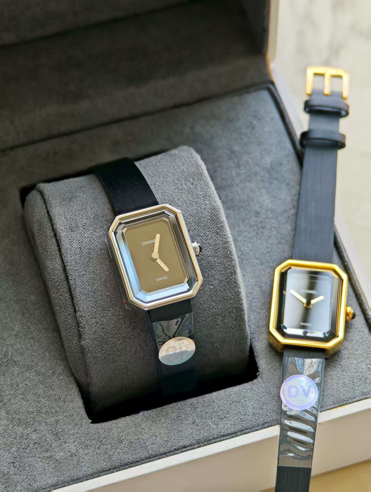 DV厂最新最高版本，壳打印记，最新版本是白色底盖，一表一码！ 
娟诗皮，3D立体八边蓝宝石玻璃.瑞士机芯！闪亮登场香奈儿 最新款 小号 PREMIÈRE 腕表的八角形轮廓与巴黎芳登广场的形状如出一辙。这一隽永恒久、堪称完美设计典范的建筑与腕表柔美妩媚的特质相互呼应名称 PREMIÈRE VELOURS腕表 编号H6125系列 Première材质 白金黄金钛金表壳 黄金表壳表盘 黑色漆面表盘表冠 表冠镶嵌凸圆形缟玛瑙底盖 钛金属表底盖表带 黑色牛皮质感表带 扣针式表扣 高精确度石英机芯 防水深度:30米