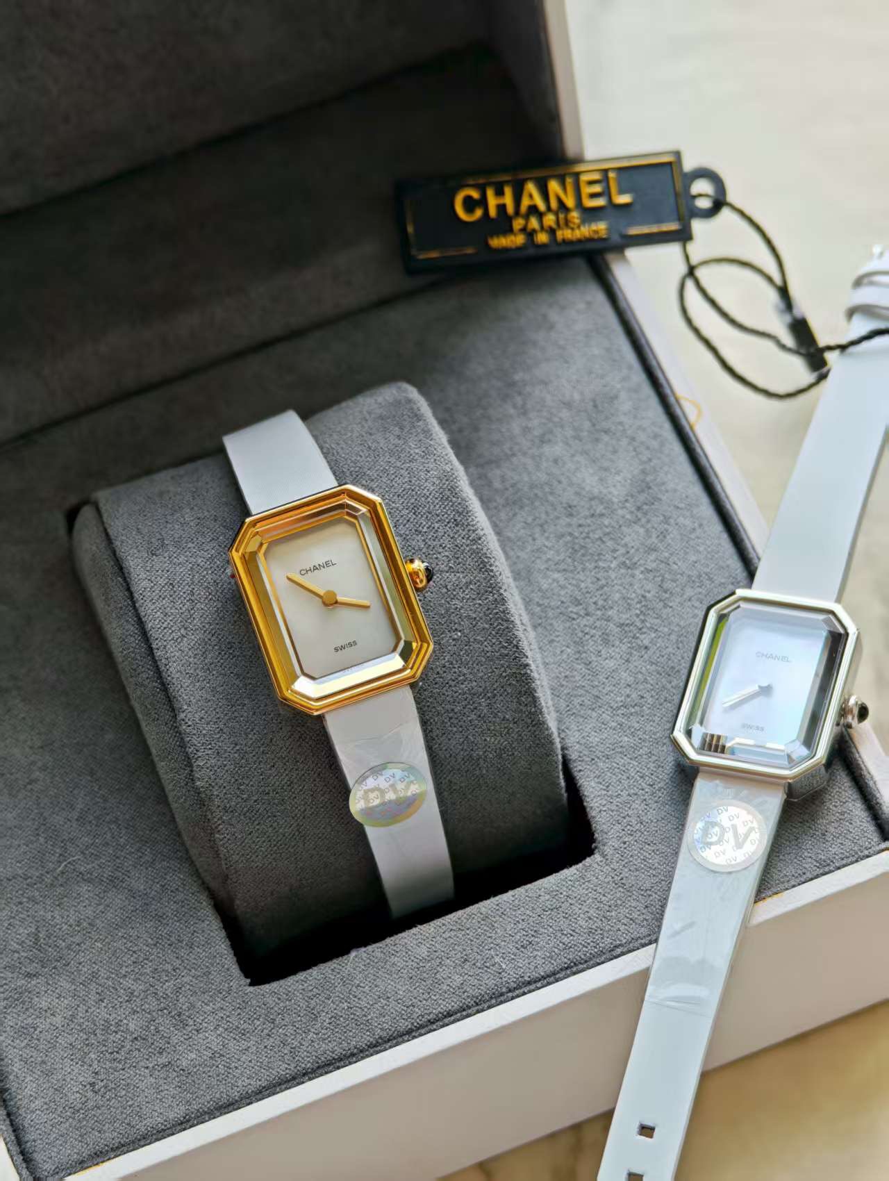 DV厂最新最高版本，壳打印记，最新版本是白色底盖，一表一码！ 
娟诗皮，3D立体八边蓝宝石玻璃.瑞士机芯！闪亮登场香奈儿 最新款 小号 PREMIÈRE 腕表的八角形轮廓与巴黎芳登广场的形状如出一辙。这一隽永恒久、堪称完美设计典范的建筑与腕表柔美妩媚的特质相互呼应名称 PREMIÈRE VELOURS腕表 编号H6125系列 Première材质 白金黄金钛金表壳 黄金表壳表盘 黑色漆面表盘表冠 表冠镶嵌凸圆形缟玛瑙底盖 钛金属表底盖表带 黑色牛皮质感表带 扣针式表扣 高精确度石英机芯 防水深度:30米