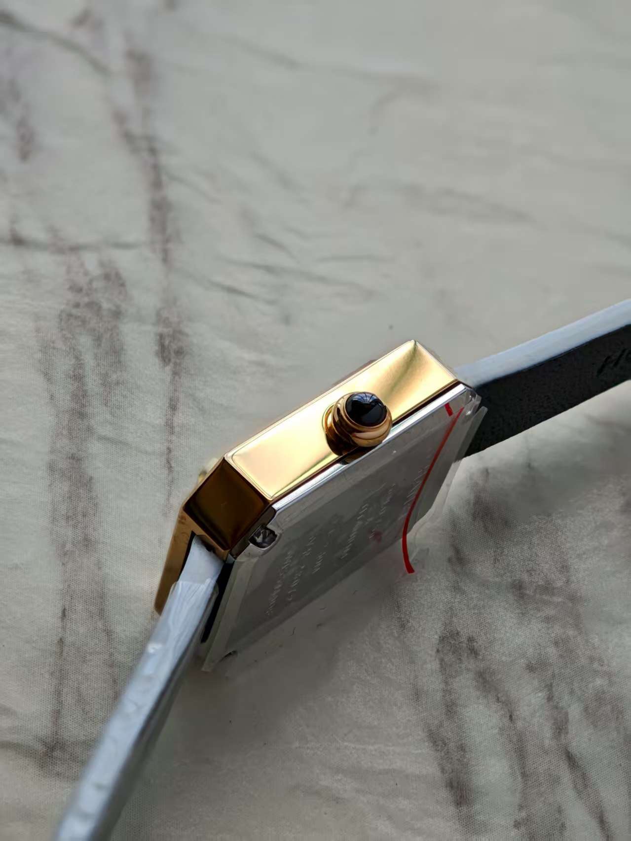 DV厂最新最高版本,壳打印记,最新版本是白色底盖,一表一码!
娟诗皮,3D立体八边蓝宝石玻璃.瑞士机芯!闪亮登场香奈儿 最新款 小号 PREMIÈRE 腕表的八角形轮廓与巴黎芳登广场的形状如出一辙。这一隽永恒久、堪称完美设计典范的建筑与腕表柔美妩媚的特质相互呼应名称 PREMIÈRE VELOURS腕表 编号H6125系列 Première材质 白金黄金钛金表壳 黄金表壳表盘 黑色漆面表盘表冠 表冠镶嵌凸圆形缟玛瑙底盖 钛金属表底盖表带 黑色牛皮质感表带 扣针式表扣 高精确度石英机芯 防水深度:30米