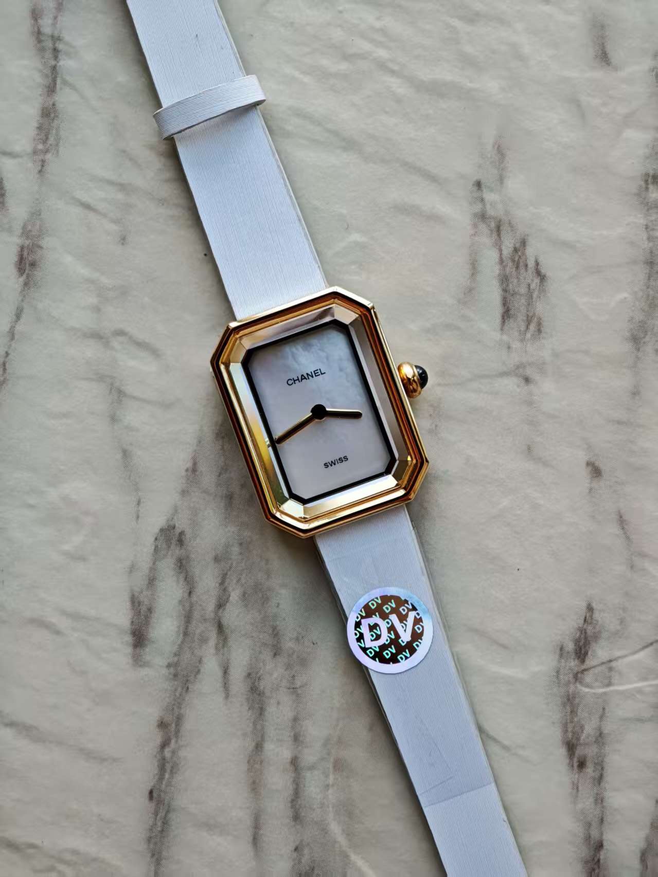 DV厂最新最高版本,壳打印记,最新版本是白色底盖,一表一码!
娟诗皮,3D立体八边蓝宝石玻璃.瑞士机芯!闪亮登场香奈儿 最新款 小号 PREMIÈRE 腕表的八角形轮廓与巴黎芳登广场的形状如出一辙。这一隽永恒久、堪称完美设计典范的建筑与腕表柔美妩媚的特质相互呼应名称 PREMIÈRE VELOURS腕表 编号H6125系列 Première材质 白金黄金钛金表壳 黄金表壳表盘 黑色漆面表盘表冠 表冠镶嵌凸圆形缟玛瑙底盖 钛金属表底盖表带 黑色牛皮质感表带 扣针式表扣 高精确度石英机芯 防水深度:30米