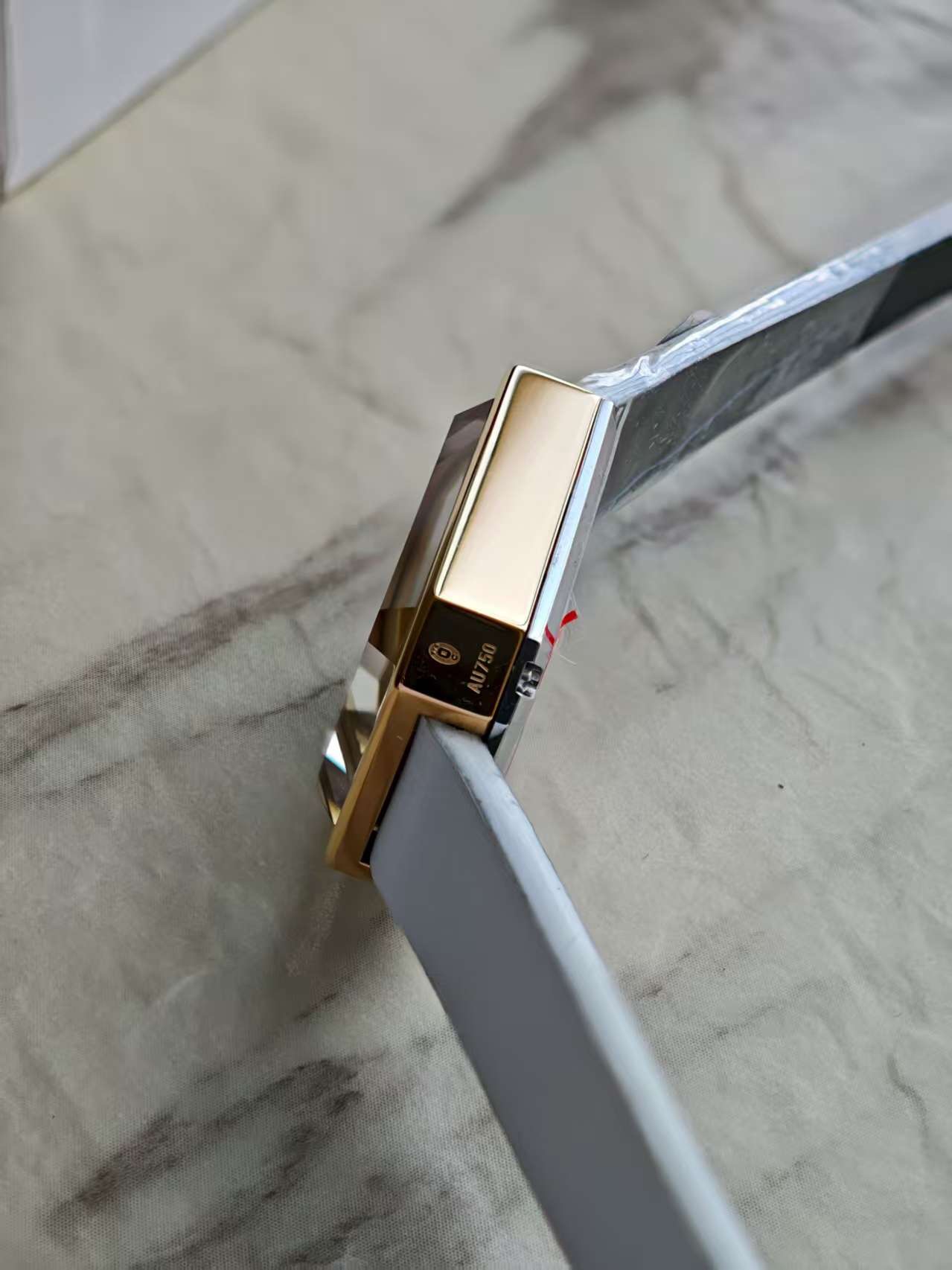 DV厂最新最高版本,壳打印记,最新版本是白色底盖,一表一码!
娟诗皮,3D立体八边蓝宝石玻璃.瑞士机芯!闪亮登场香奈儿 最新款 小号 PREMIÈRE 腕表的八角形轮廓与巴黎芳登广场的形状如出一辙。这一隽永恒久、堪称完美设计典范的建筑与腕表柔美妩媚的特质相互呼应名称 PREMIÈRE VELOURS腕表 编号H6125系列 Première材质 白金黄金钛金表壳 黄金表壳表盘 黑色漆面表盘表冠 表冠镶嵌凸圆形缟玛瑙底盖 钛金属表底盖表带 黑色牛皮质感表带 扣针式表扣 高精确度石英机芯 防水深度:30米