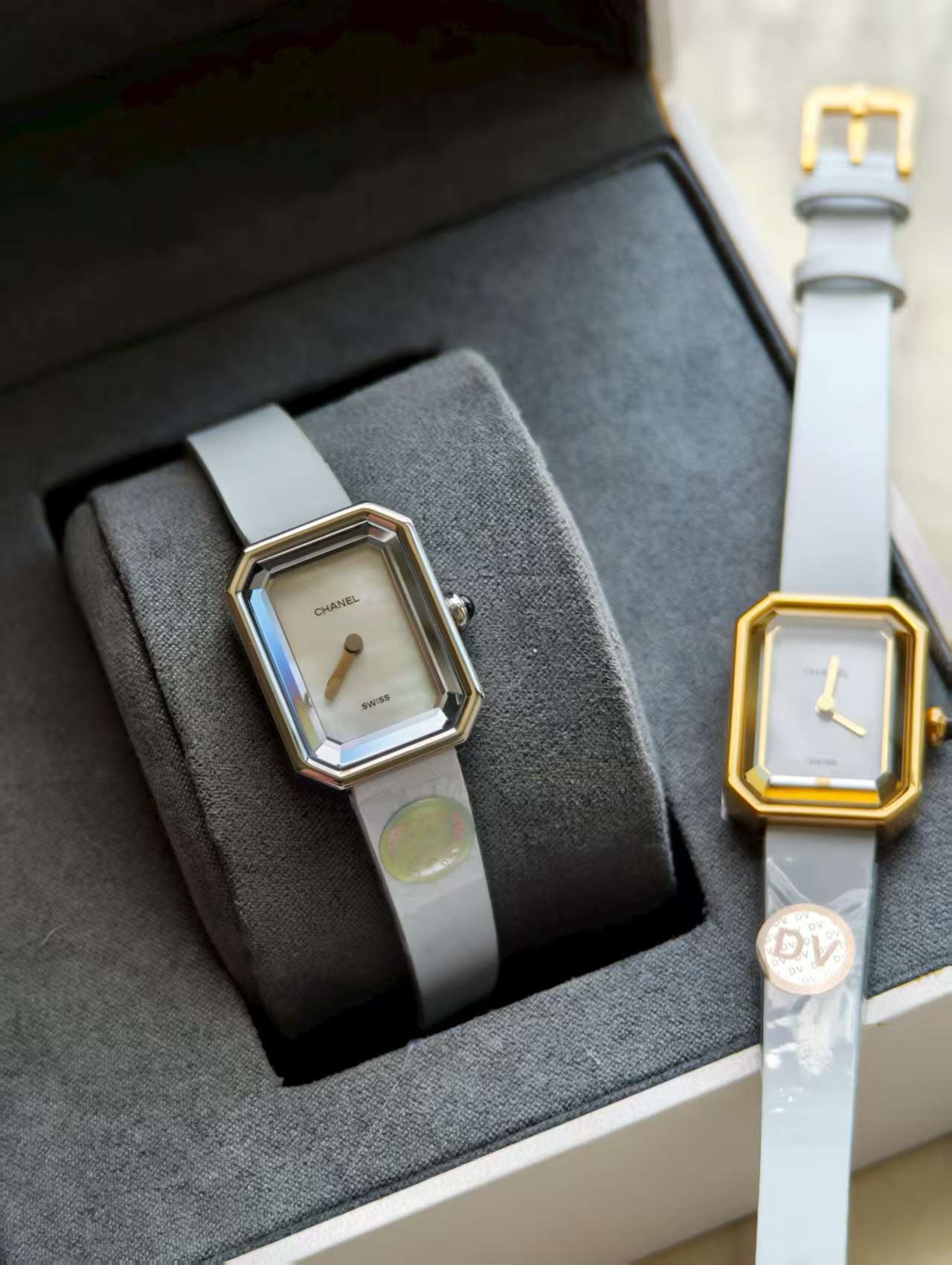 DV厂最新最高版本,壳打印记,最新版本是白色底盖,一表一码!
娟诗皮,3D立体八边蓝宝石玻璃.瑞士机芯!闪亮登场香奈儿 最新款 小号 PREMIÈRE 腕表的八角形轮廓与巴黎芳登广场的形状如出一辙。这一隽永恒久、堪称完美设计典范的建筑与腕表柔美妩媚的特质相互呼应名称 PREMIÈRE VELOURS腕表 编号H6125系列 Première材质 白金黄金钛金表壳 黄金表壳表盘 黑色漆面表盘表冠 表冠镶嵌凸圆形缟玛瑙底盖 钛金属表底盖表带 黑色牛皮质感表带 扣针式表扣 高精确度石英机芯 防水深度:30米