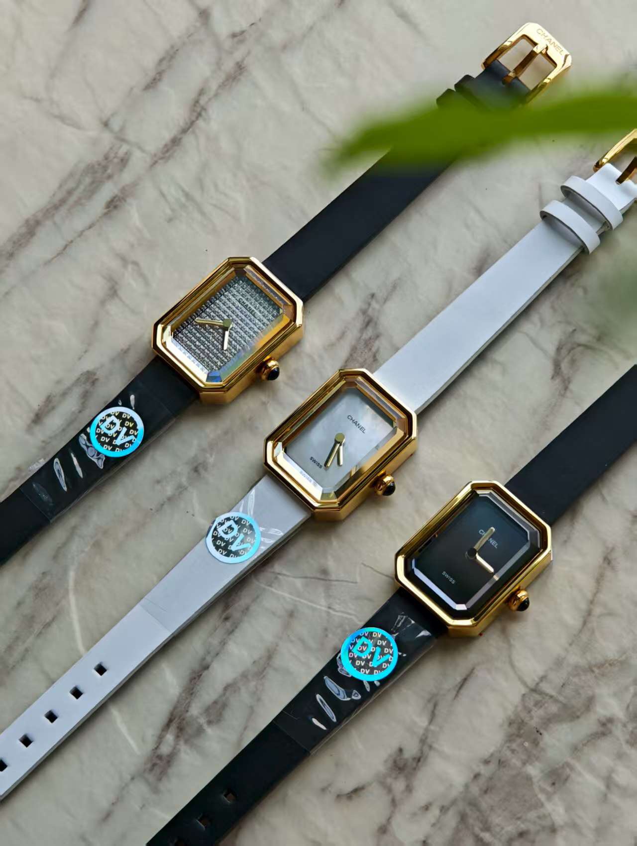 NO:617384,The latest and highest version of the DV factory, printed on the case, the latest version has a white bottom cover, one watch and one code!  Juanshi leather, 3D three-dimensional eight-sided sapphire glass. Swiss movement!  Chanel debuts the latest small PREMIRE watch. The octagonal outline is exactly the same as the shape of Place Vendôme in Paris. This timeless and perfect example of design echoes the feminine and charming character of the watch. Name PREMIRE VELOURS watch Reference H series Première material White gold titanium case Gold case dial Black lacquer dial Crown Crown set with cabochon onyx bottom cover  Titanium case back strap Black leather strap Pin buckle High-precision quartz movement Water-resistant depth: 30 meters, chanel, cowhide, gold19860909DV厂最新最高版本,壳打印记,最新版本是白色底盖,一表一码！ 娟诗皮,3D立体八边蓝宝石玻璃.瑞士机芯！闪亮登场香奈儿 最新款 小号 PREMIRE 腕表的八角形轮廓与巴黎芳登广场的形状如出一辙.这一隽永恒久、堪称完美设计典范的建筑与腕表柔美妩媚的特质相互呼应名称 PREMIRE VELOURS腕表 编号H系列 Première材质 白金黄金钛金表壳 黄金表壳表盘 黑色漆面表盘表冠 表冠镶嵌凸圆形缟玛瑙底盖 钛金属表底盖表带 黑色牛皮质感表带 扣针式表扣 高精确度石英机芯 防水深度:30米,,chanel,cowhide,gold,Watch