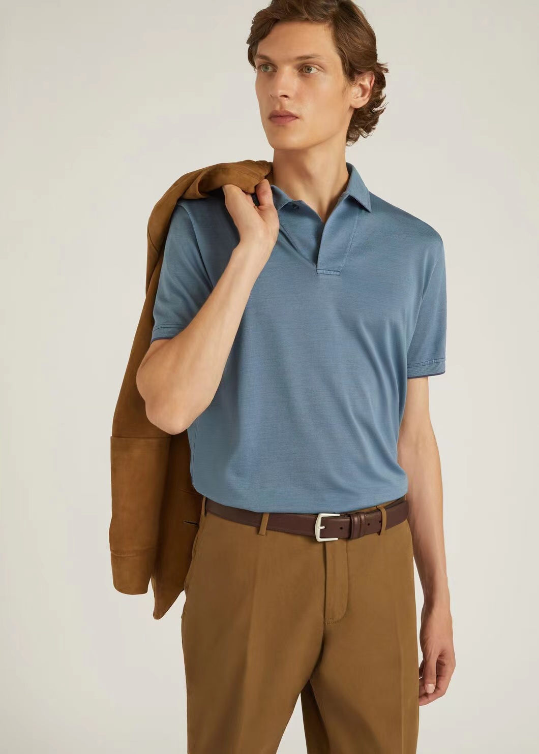 NO:415762,.2025ss summer new LP A polo shirt with a very popular physique. This fashionable and versatile new T-shirt is classic, durable, three-dimensional and lively, and more high-end. The fashionable V-neck open and close placket is full of temperament on the upper body!  Exquisite details!  The fabric is made of imported mercerized bead flooring cotton, and the high-quality long-length cotton raw materials are selected!  Skin-friendly and smooth feel, perfect for both comfort and breathability!  Full of high-end feeling!  Simple and elegant design, versatile and practical!  Color white, fruit green, haze blue, code number M-XXXL exclusively available, loro piano, tees, t-shirt, alexander wang19860909.2025ss夏季新款 LP 一款自带爆红体质的polo衫,这款时尚百搭的新款T恤,经典耐看立体灵动更显高级感, 时尚v领开合门襟,上身满满的气质感！细节精致出挑！面料采用进口丝光珠地棉,甄选上等长绒棉花原料！亲肤挺滑手感,舒适性与透气性完美兼备！高级感十足！ 简约大气的设计 百搭实穿性极好！ 颜色白色 果绿 雾霾蓝 码数M-XXXL 独家专供,,loro piana,tees，t-shirt,alexander wang,Men's clothing