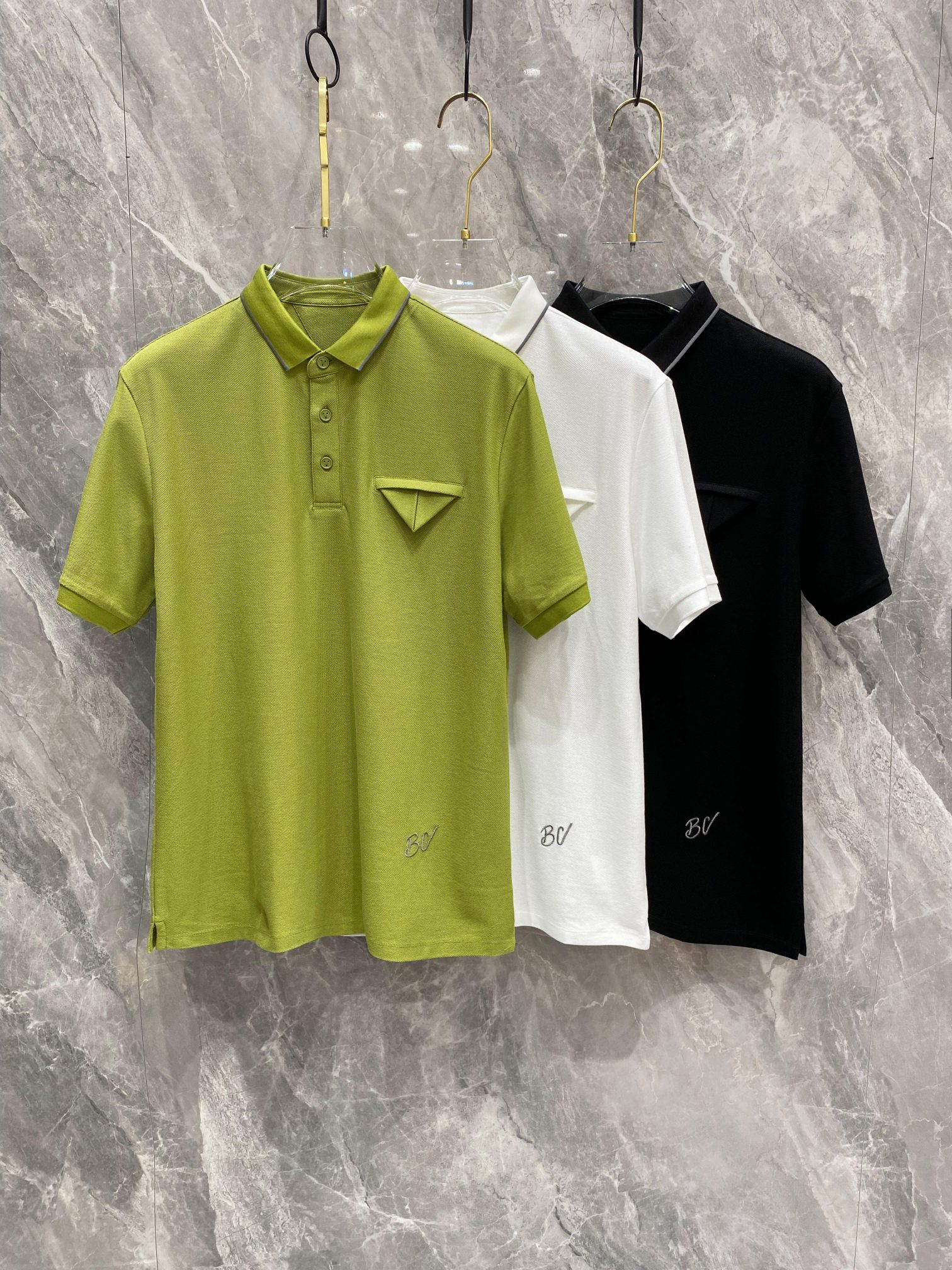 NO:415754,. 2025ss summer new BV A polo shirt with a popular physique, this fashionable and versatile new T-shirt, classic, durable, three-dimensional, lively and high-end, simple and atmospheric design, full of temperament on the upper body!  Classic inverted triangle design is matched with brand logo embroidery, keep striving for excellence!  The fabric is made of imported mercerized bead flooring cotton, and the high-quality long-length cotton raw materials are selected!  Skin-friendly and smooth feel, perfect for both comfort and breathability!  Full of high-end feeling!  Simple and elegant design, versatile and practical!  Color Grass Green Code M-3XL Exclusive, Bottega Veneta,tees, t-shirt,alexander wang19860909. 2025ss夏季新款 BV 一款自带爆红体质的polo衫,这款时尚百搭的新款T恤,经典耐看立体灵动显高级感, 简约大气的设计 上身满满的气质感！经典倒三角设计搭配品牌logo刺绣 精益求精！面料采用进口丝光珠地棉,甄选上等长绒棉花原料！亲肤挺滑手感,舒适性与透气性完美兼备！高级感十足！ 简约大气的设计 百搭实穿性极好！ 颜色 草绿色 码数M-3XL 独家专供,,bottega veneta,tees，t-shirt,alexander wang,Men's clothing