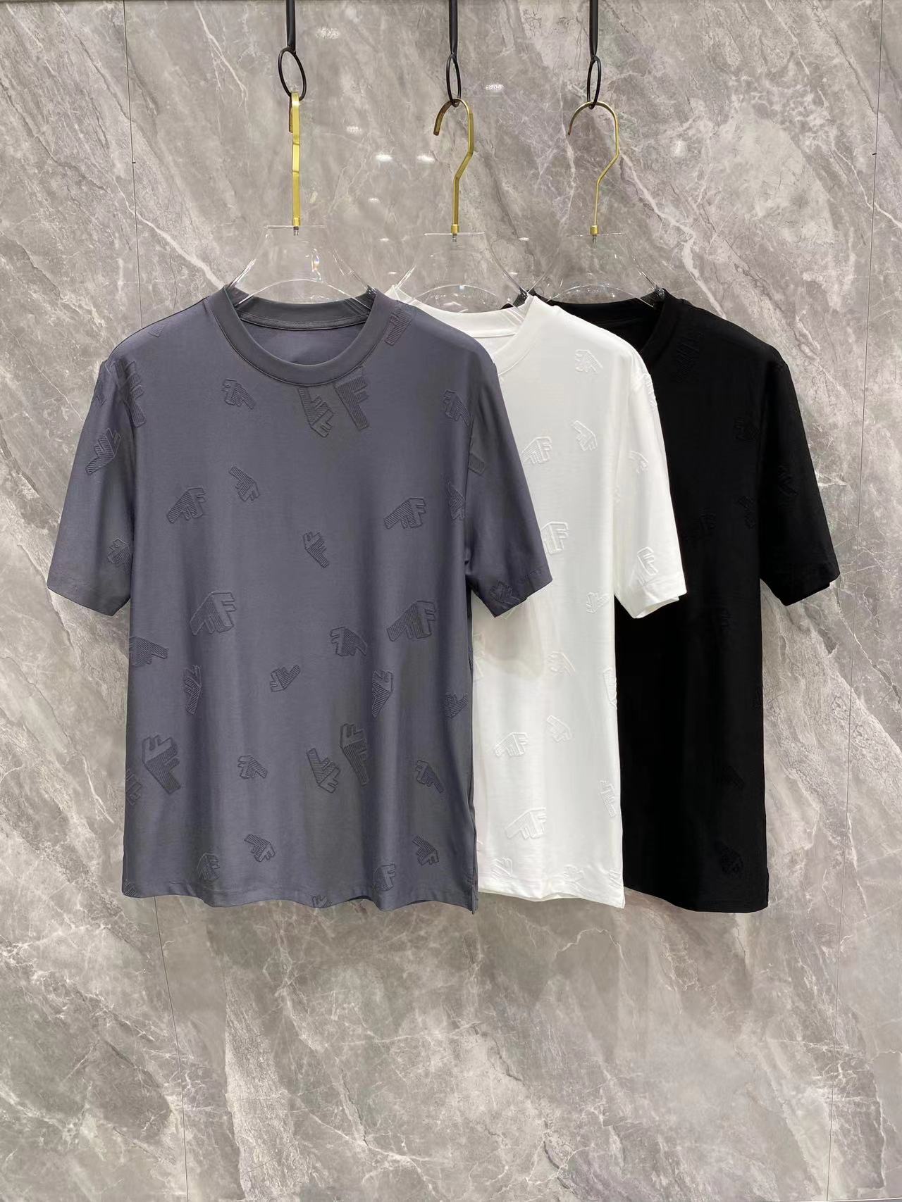 NO:150107,. 2025 F Home Spring and Summer New Round Neck Short Sleeve T-shirt!  The classic FF logo is eye-catching and high-end, instantly improving the fashion sense of the whole dress, and the chance of returning to the street is very high. This craftsmanship uses 100 double-turn jacquards. The fabric has a full set of mercerated needles. The number of needles is currently the highest number of 24 needles. The yarn reaches 100 pieces, which is a high-end mercerated cotton fabric with high performance fixed woven and dyeing. The fabric will not deform after being worn for a long time, and it will not fade easily. It has excellent gloss and is breathable and gentle!  Color black white gray Number M-3XL exclusively available, fendi, T-shirt,tees, t-shirt,alexander wang19860909. 2025 F家春夏新款 圆领短袖T恤！经典的FF logo醒目又高级,瞬间提升整件衣服的时尚感,走在街上回头率爆表.此款工艺更是采用 100支双移圈提花.面料全套丝光.针数是目前移圈提花针数最高的针数24针.纱线达到100支,属于高性能定织定染的高端丝光棉面料,面料久穿不变形不易掉色,光泽度极好,透气轻柔！ 颜色黑色 白色 灰色 码数M-3XL独家专供,,fendi,T-shirt,tees，t-shirt,alexander wang,Men's clothing