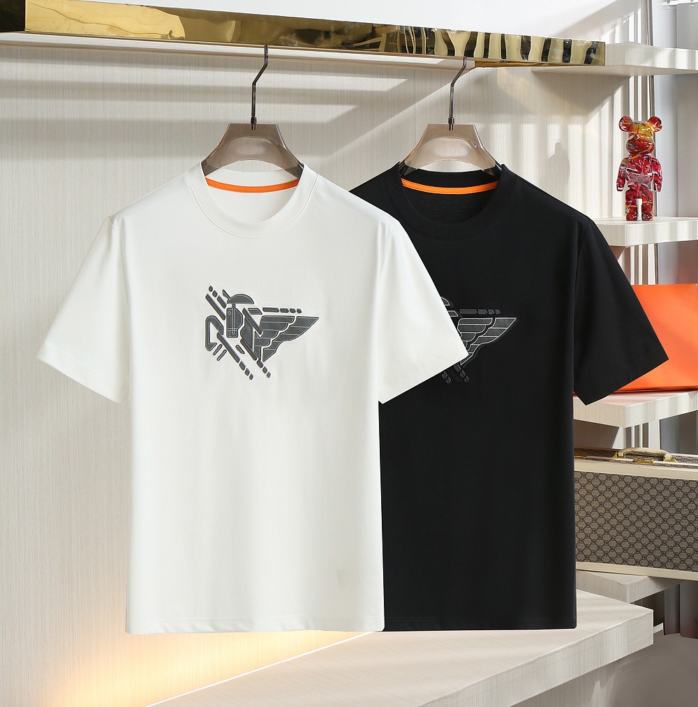 NO:150090,. H Home 2025 AXS summer latest model, men's round neck short-sleeved T-shirt, genuine leather embroidery, has long become a must-have item for fashionable people in recent years!  Classic versatile and timeless. The leather embroidery is carefully polished by professional factories to present a high-end experience that can be seen!  The fabric is rare and the fabric is made of imported mercerized cotton, which has a high-end gloss and is very skin-friendly!  Good fabrics and fine craftsmanship make this T-shirt look more advanced!  Color black white Number M-3XL exclusively available, T-shirt,tees,t-shirt,alexander wang19860909. H家 2025 爱*仕夏季最新款 男士圆领短袖T恤衫,真皮贴绣 近几年早已成为时髦人士的衣橱必备单品！经典百搭不过时 真皮贴绣专业工厂精心打磨 呈现出能被看到的高级！物以稀为贵 面料采用进口丝光棉 具有高级光泽感 上身亲肤感极好！好面料搭配精细的工艺 让这款T恤显得更加高级！ 颜色黑色 白色 码数M-3XL独家专供,,T-shirt,tees，t-shirt,alexander wang,Men's clothing