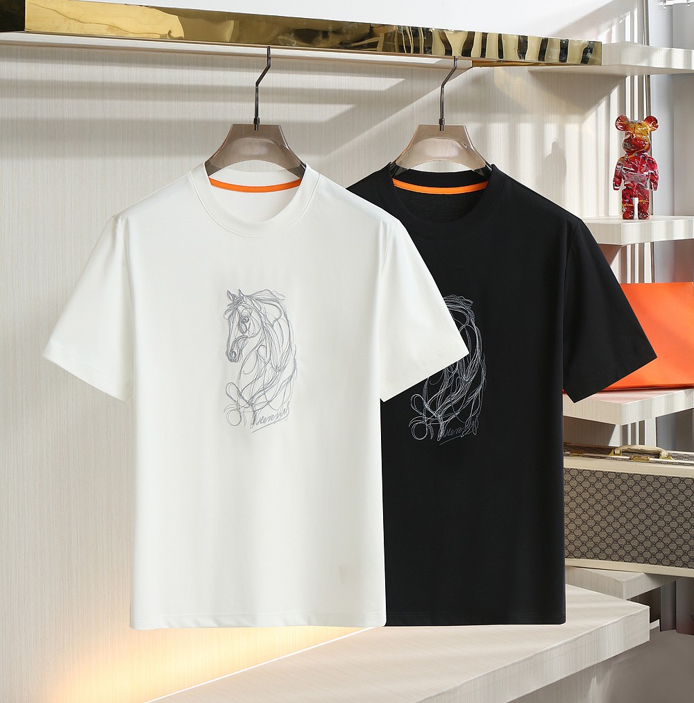 NO:133244,.Hermes 2025 summer latest men's short-sleeved T-pattern, round neck and chest with a very representative pattern, imported machine embroidery, high-density embroidery flat embroidery design!  Dual craftsmanship!  The process is meticulous and the recognition is extremely high!  Imported mercerized cotton fabric baby-like skin touch!  !  It's very soft and has a skin-friendly feel on your hands!  !  The classic pattern logo is very exquisite. Only with good fabrics can the basic T-shirt not be monotonous, and you can wear more fashionable clothes!  Color black white Number M-3XL, hermes, T-shirt,tees, t-shirt,alexander wang19860909.爱马仕 2025 夏季最新款男士短袖T桖 圆领胸前极具代表性图案 采用进口机刺绣 高密度刺绣平绣设计！双重工艺！工艺细致 辨识度极高！进口丝光棉面料 婴儿般肌肤触感！！入手便知非常柔软,上身亲肤感 极好！！经典图案标志 非常精致,搭载好面料才能让基础款的T恤不在单调, 穿搭上多一份时尚！ 颜色黑色 白色 码数M-3XL,,hermes,T-shirt,tees，t-shirt,alexander wang,Men's clothing