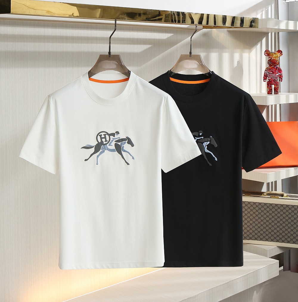 NO:150112,. H Home 2025 Summer New Style Men's Short Sleeve Fashion Round Neck T-shirt This style uses genuine leather laser embroidery process!  Classic brand logo pattern!  Exquisite craftsmanship, atmospheric and exquisite, and full of design!  The fabric is even more imported mercerized cotton, which has a high-end gloss feel, making this T-shirt look more advanced!  Give excellent trendy style a must-have item that combines fashion and comfort!  Color black white Size M-3XL Exclusive, T-shirt,tees, t-shirt,alexander wang19860909. H家 2025夏季新款 男士短袖时尚圆领T恤 此款采用真皮激光贴皮绣花工艺！经典品牌logo图案！工艺精湛 大气而精致 设计感十足！面料更是采用进口丝光棉 具有高级光泽感 让这款T恤显得更加高级！赐予极佳的潮流风格 集时尚与舒适于一身的必备单品！ 颜色黑色 白色 尺码M-3XL 独家专供,,T-shirt,tees，t-shirt,alexander wang,Men's clothing