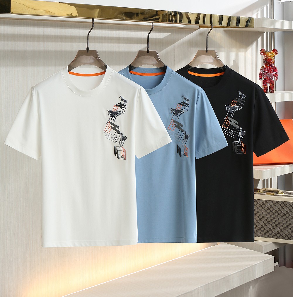 NO:133242,.Hermes 2025 Latest Spring and Summer Styles, Official Website Synchronization Men's Round Neck Short-Sleeved T-shirt, Geometric Pattern, 3D Three-dimensional, Artistic Color Theme Design!  Laser embroidery exquisite craftsmanship presents a high-end experience that can be seen!  The fabric is rare and the fabric is made of imported mercerized cotton, which has a high-end gloss and is very skin-friendly!  Good fabrics and fine craftsmanship make this T-shirt look more advanced!  Color black white blue code number M-3XL, hermes, T-shirt,tees, t-shirt,alexander wang19860909.爱马仕2025 爱*仕春夏最新款 官网同步 男士圆领短袖T恤衫,几何图案 3D立体感 颇具艺术色彩主题设计！激光贴皮绣花 精致的工艺 呈现出能被看到的高级！物以稀为贵 面料采用进口丝光棉 具有高级光泽感 上身亲肤感极好！好面料搭配精细的工艺 让这款T恤显得更加高级！ 颜色黑色 白色 蓝色 码数M-3XL,,hermes,T-shirt,tees，t-shirt,alexander wang,Men's clothing
