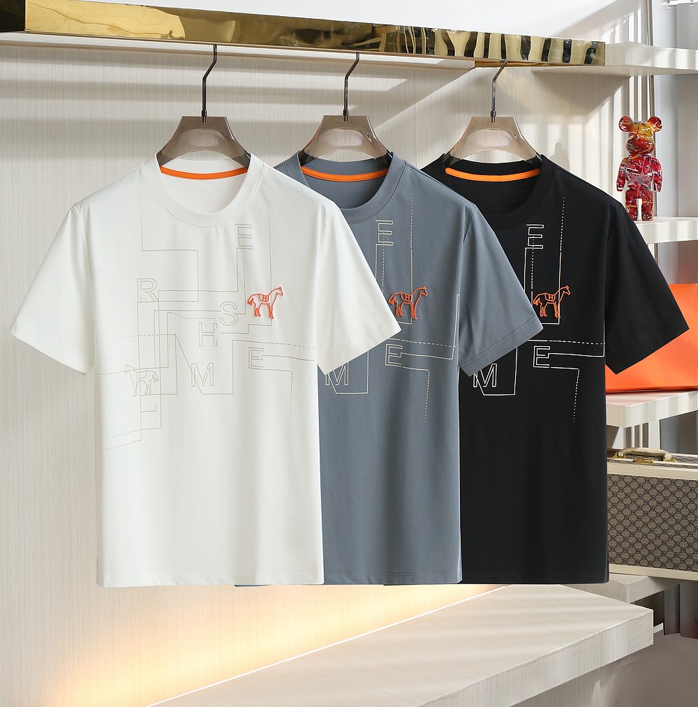 NO:150073,. H Home 2025 Summer New Style Men's Short Sleeve Fashion Round Neck T-shirt This style uses three-dimensional arch bridge embroidery, high-density embroidery, and print!  Classic brand pattern!  Exquisite craftsmanship, atmospheric and exquisite, and full of design!  The fabric is even more imported mercerized cotton, which has a high-end gloss feel, making this T-shirt look more advanced!  Give excellent trendy style a must-have item that combines fashion and comfort!  Color black white gray Size M-3XL Exclusive, T-shirt,tees, t-shirt,alexander wang19860909. H家 2025夏季新款 男士短袖时尚圆领T恤 此款 采用立体拱桥绣 高密度刺绣 印花！经典品牌图案！工艺精湛 大气而精致 设计感十足！面料更是采用进口丝光棉 具有高级光泽感 让这款T恤显得更加高级！赐予极佳的潮流风格 集时尚与舒适于一身的必备单品！ 颜色黑色 白色 灰色 尺码M-3XL 独家专供,,T-shirt,tees，t-shirt,alexander wang,Men's clothing