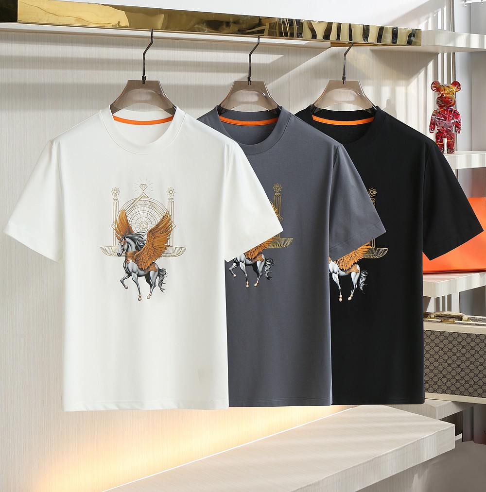 NO:150127,. H Home 2025 Summer New Men's T-shirt This round neck design is fashionable and elegant!  Pegasus flying pattern, vertical and horizontal sequential lines, ultra-high-definition printing, rich visual effects and exquisite craftsmanship!  The fabric is made of imported mercerized cotton!  The texture is delicate and soft, comfortable and breathable to wear with close body!  The fabric attributes are excellent!  Enjoy a light and relaxed and comfortable wearing experience!  Color White Black Gray Size M-3XL Exclusive, Tees, t-shirt,alexander wang19860909. H家 2025夏季新款 男士T恤 此款圆领设计、时尚大方！飞马行空图案 纵横驰聘、线条立体 超高清印花 视觉效果丰富、工艺考究！面料采用进口丝光棉！质感细腻柔软、贴身穿着舒适透气！面料属性皆为上乘！享受轻薄轻松自在的穿着体验！ 颜色白色 黑色 灰色 尺码M-3XL 独家专供,,tees，t-shirt,alexander wang,Men's clothing