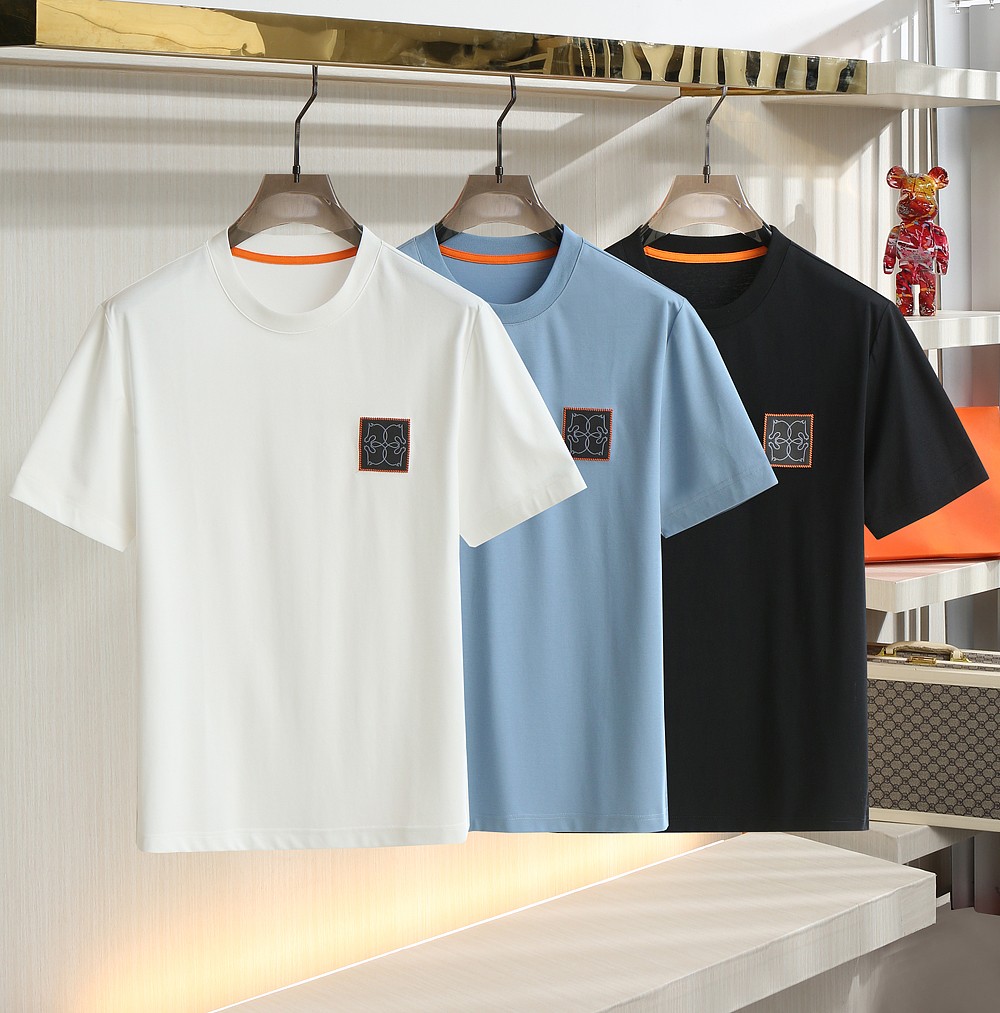 NO:133236,.Hermes 2025 summer new style, men's short-sleeved T-shirt, hot round neck chest craftsmanship pattern, new upgraded and versatile basic style, low-key and luxurious, a choice of character!  Made of high-quality mercerized cotton, it has good moisture absorption, comfortable and breathable, and has super vertical performance. It has a strong sense of art. The iconic logo embroidery leather design is designed with meticulous craftsmanship and high recognition, showing the new brand micro-label culture!  The classic and perfect layout design is accurate and accurate in cutting. It is simple and atmospheric, and can show fashionable charm in daily leisure life!  Color black white blue Size M-3xl, hermes, T-shirt,tees, t-shirt,alexander wang19860909.爱马仕 2025夏季新款 男士短袖T恤,火爆圆领胸口工艺图案短袖 全新升级百搭基础款,低调奢华,品格之选！甄选优质丝光棉打造而成,吸湿性好,舒适透气,有着超强的垂直性能 艺术感极强标志性logo绣皮革艺设计,工艺细致,辨识度极高,展现全新品牌微标文化！经典完美版型设计,在裁剪上精准到位.简约大气风格,又能在日常休闲生活中展现时尚魅力！ 颜色黑色 白色 蓝色 尺码M-3xl,,hermes,T-shirt,tees，t-shirt,alexander wang,Men's clothing