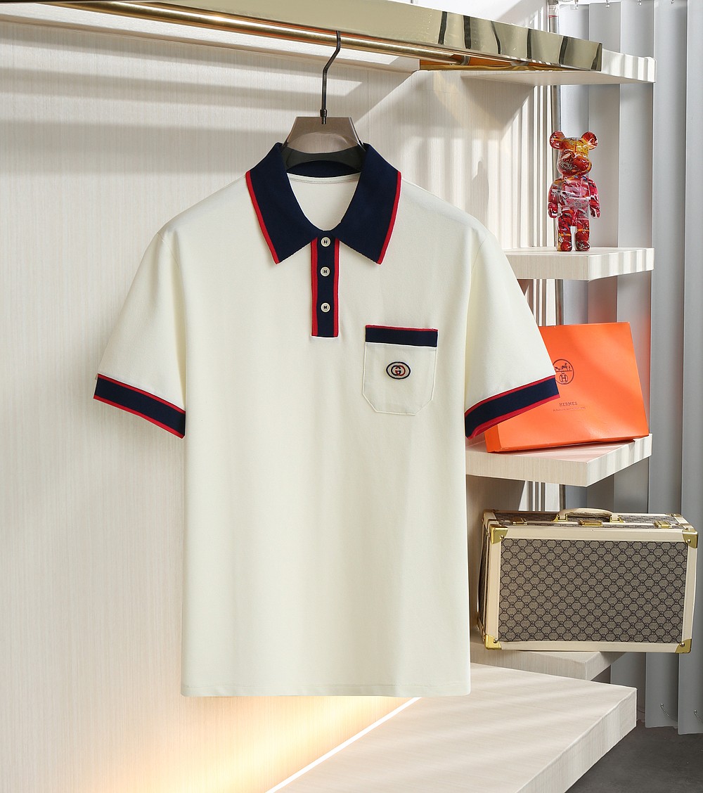 NO:150140,. New summer style When the G family's iconic double G pattern meets the elegant style of the Polo shirt, a conversation between fashion and tradition begins. Every stitch and thread woven the brand's exquisite craftsmanship and trend forward-looking nature for a hundred years. Wearing it, whether you are strolling on the streets of bustling cities or in high-end social occasions, you can show your unique fashion taste and become the focus of attention. Selected top customer-supplied fabrics, with delicate texture and excellent breathability, bringing a comfortable and all-weather wearing experience. Color white S-XXL exclusively available, gucci, alexander wang19860909. 夏季新款 当G家标志性的双G图案邂逅Polo衫的优雅版型,一场时尚与传统的对话就此展开.每一针每一线,都编织着品牌百年的精湛工艺与潮流前瞻性.穿上它,无论是漫步在繁华都市街头,还是置身于高端社交场合,都能彰显出独特的时尚品味,成为众人瞩目的焦点.精选顶级客供面料,以细腻的质感和卓越的透气性,带来全天候的舒适穿着体验. 颜色白色 码数S-XXL 独家专供,,gucci,alexander wang,Men's clothing