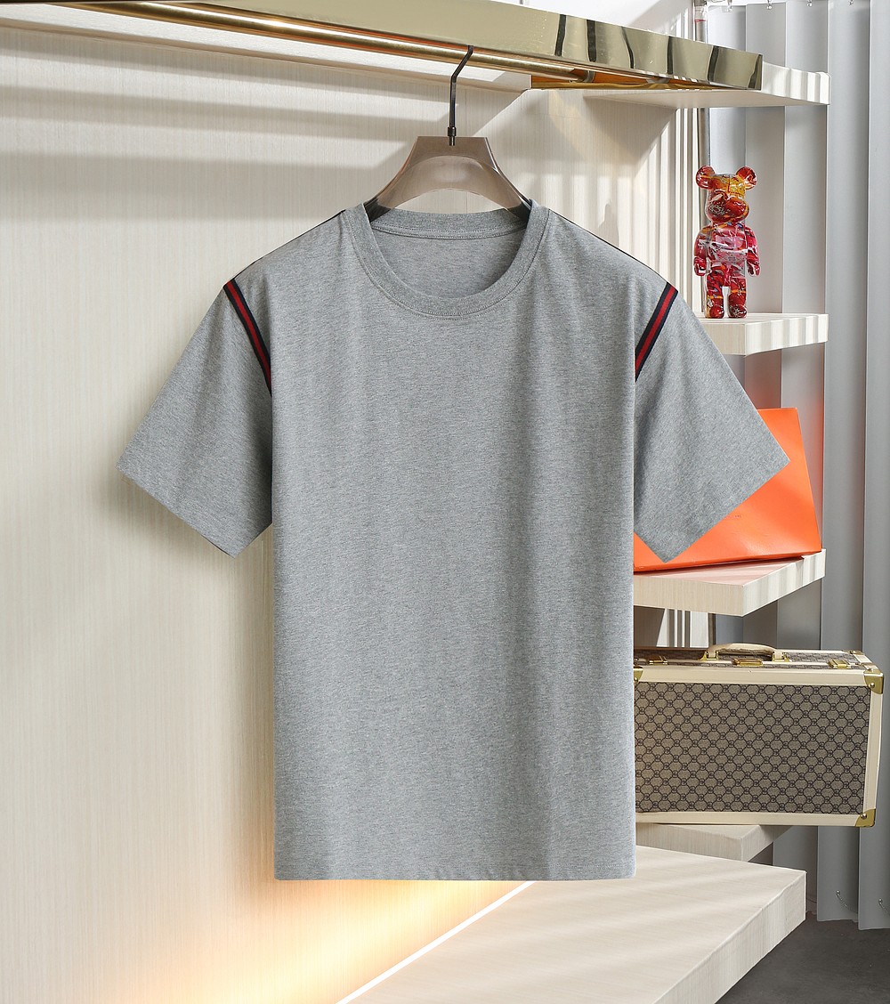 NO:150120,.G Home New Summer Style. This Gucci webbing round neck short sleeve carries the deep craftsmanship of the brand. The meticulous webbing craftsmanship, each texture tells the exquisiteness of traditional Italian handicrafts. The round neck design is simple and elegant, modifying the neckline. When you wear it, it feels like you are in a fashion show in Florence, and your every move is full of Italian luxury style, easily showing your high-end taste. With the finest cotton fabric, it brings breathable and comfortable like spring breeze. Whether you are paired with casual shorts to the beach or wearing it to attend weekend parties, you can inadvertently show your G-style fashion attitude and become the focus of attention on the streets and alleys. Color gray S-XXL is exclusively available, gucci, gucci, shorts, T-shirt, alexander wang19860909.G家 夏季新款.这件古驰织带圆领短袖,承载着品牌深厚的匠心底蕴.细致的织带工艺,每一丝纹理都诉说着意大利传统手工艺的精湛.圆领设计简约大方,修饰颈部线条.穿上它,仿若置身于佛罗伦萨的时尚秀场,举手投足间满是意式奢华风情,轻松彰显您的高端品味.凭借上乘棉质面料,带来如沐春风般的透气舒适.无论是搭配休闲短裤奔赴海边,还是身着它参加周末聚会,都能在不经意间展露G式的时尚态度,成为街头巷尾的瞩目焦点. 颜色灰色 码数S-XXL 独家专供,,gucci,gucci,shorts,T-shirt,alexander wang,Men's clothing