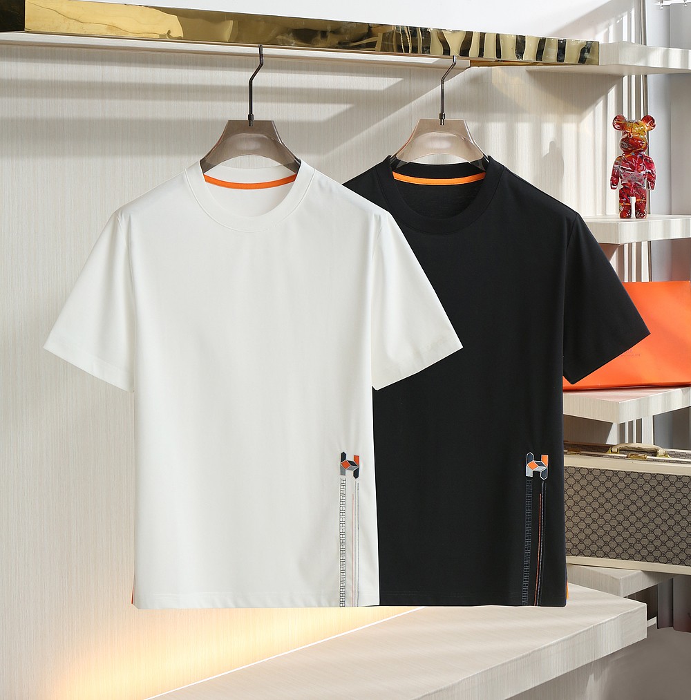 NO:150067,. H Home 2025 summer new round neck short sleeves, a model of fashionable products. It uses exquisite and delicate embroidery technology, and has a strong three-dimensional sense. It vividly displays the original simple H letter pattern, achieving extremely high artistic appeal. Light up your summer time. Selected excellent fabrics, delicate touch, gently care for every inch of skin, bringing an unparalleled comfort experience. Classic round neck design, simple without losing elegance, perfectly outlines the neckline lines. The exquisite detail treatment demonstrates the brand's century-old craftsmanship, and every needle and thread embodies the ultimate pursuit of quality. Color black white Number M-3XL exclusively available, T-shirt, alexander wang19860909. H家 2025夏季新款 圆领短袖,时尚臻品的典范.采用精美细腻的刺绣工艺,立体感强,将原本简单的H字母图案栩栩如生的展现出来,达到极高的艺术感染力.点亮你的夏日时光.精选上乘面料,触感细腻如丝,轻柔地呵护每一寸肌肤,带来无与伦比的舒适体验.经典圆领设计,简约而不失优雅,完美勾勒颈部线条.精致的细节处理,彰显品牌百年匠心工艺,每一针每一线都凝聚着对品质的极致追求. 颜色黑色 白色 码数M-3XL 独家专供,,T-shirt,alexander wang,Men's clothing