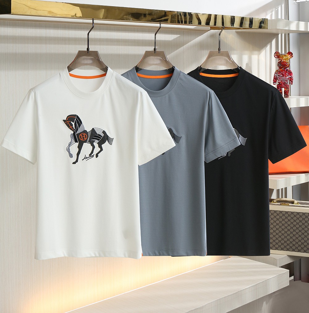 NO:150099,. H Home 2025 summer new round neck short sleeves. This model uses embroidery craftsmanship to interpret a new height of luxury. It is a perfect encounter between fashion and craftsmanship. The high-quality fabric is as smooth as silk, providing an excellent carrier for embroidery. The embroidery material is tough and textured, which contrasts sharply with the soft fabric, but it coexists harmoniously. The exquisite embroidery craftsmanship shines on the embroidery, and the embroidery thread passes through it, like a lively note, playing a fashionable music. The simple round neck style leaves enough display space for embroidery, so that every detail of the craftsmanship can become the focus of attention. Whether it is to match casual pants to show casualness or to match fashion to show elegant temperament, it can stand out in any occasion with its unique craftsmanship, showing extraordinary taste and luxury style. Color black white gray  Code number M-3XL exclusively available, T-shirt, alexander wang19860909. H家 2025夏季新款 圆领短袖.此款以贴皮刺绣工艺诠释奢华新高度.是时尚与工艺的完美邂逅.优质的面料如丝般顺滑,为贴皮刺绣提供了绝佳的载体.贴皮材质坚韧而富有质感,与柔软的面料形成鲜明对比,却又和谐共生.精湛的刺绣工艺在贴皮上绽放光彩,绣线穿梭其间,如同灵动的音符,奏响时尚的乐章.圆领简约的版型,为贴皮刺绣留出了足够的展示空间,让每一处工艺细节都能成为瞩目的焦点.无论是搭配休闲裤展现随性洒脱,还是与时尚相配彰显优雅气质,它都能凭借其独特的工艺,让你在任何场合脱颖而出,尽显非凡品味与奢华格调. 颜色黑色 白色 灰色 码数M-3XL独家专供,,T-shirt,alexander wang,Men's clothing