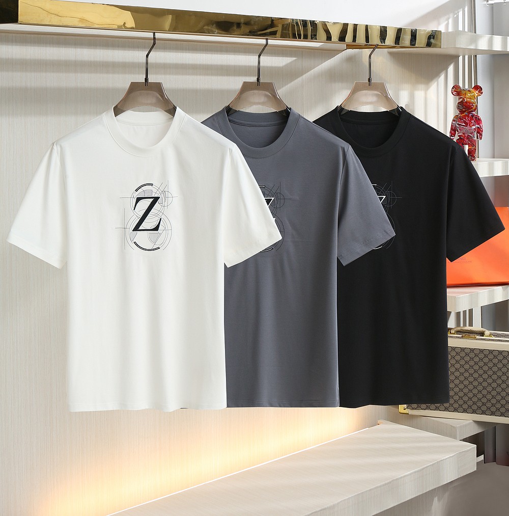 NO:150134,. Z Home 2025 summer new round neck short sleeves. On the fashionable stage, details often determine the style. This short sleeve has become synonymous with exquisiteness and luxury with its unparalleled embroidery craftsmanship. The exquisite artistic patterns created by the classic brand logo are lifelike. The top-quality fabrics are selected with a soft touch and excellent breathability. Every stitching and every detail embodies the exquisite craftsmanship of Z Home. It is not only a short sleeve, but also a symbol of quality and style. It allows men to stand out in summer and show their extraordinary taste. Color black, white, gray, code M-3XL exclusively available, T-shirt, alexander wang19860909. Z家 2025夏季新款 圆领短袖.在时尚的舞台上,细节往往决定格调.这款短袖以其无与伦比的刺绣工艺,成为了精致与奢华的代名词.经典的品牌标识打造的精美艺术图案,无不栩栩如生.精选顶级面料,触感轻柔,面料透气性极佳.每一处缝线,每一个细节,都凝聚着Z家的精湛工艺.它不仅是一件短袖,更是品质与风格的象征.让男士在夏日中脱颖而出,尽显非凡品味. 颜色黑色 白色 灰色 码数M-3XL 独家专供,,T-shirt,alexander wang,Men's clothing
