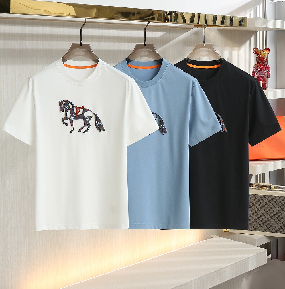 NO:150083,. H Home 2025 summer new round neck short sleeves. Toothbrush embroidery craftsmanship, French elegant and flexible brushstrokes. In the fashion scene, H Home stands proudly with its consistent excellent style. This toothbrush embroidery craftsmanship round neck short sleeves is a concise work of the brand's exquisite skills and unique aesthetics. In terms of material, top-grade fabrics are used, which are soft and skin-friendly and have excellent breathability, allowing you to show your elegant temperament while enjoying a comfortable wearing experience. This short sleeve is not only a piece of clothing, but also a symbol of the unremitting pursuit of quality and fashion, allowing you to exude a unique charm in every occasion. Color black, white, blue, and number M-3XL exclusively available, T-shirt, alexander wang19860909. H家 2025夏季新款 圆领短袖.牙刷刺绣工艺,法式优雅的灵动笔触.在时尚的万千景致中,H家以一贯的卓越格调傲然屹立.这款牙刷刺绣工艺圆领短袖更是品牌精湛技艺与独特美学的凝练之作.材质上,更是选用顶级面料,触感柔软亲肤,透气性极佳,让你在享受舒适穿着体验的同时,尽显优雅气质.这件短袖不仅仅是一件衣物,更是对品质与时尚不懈追求的象征,让你在每一个场合,都能散发与众不同的魅力. 颜色黑色 白色 蓝色 码数M-3XL独家专供,,T-shirt,alexander wang,Men's clothing