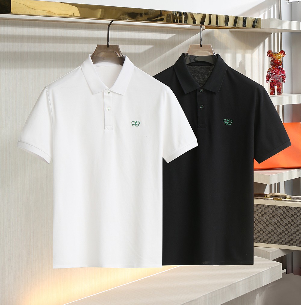 NO:135827,.BV 2025 Spring and Summer New Men's T-shirts, Green Three-dimensional Embroidered Butterfly Polo Shirts on Lapels, Light Mature Men's Favorite Styles, Classic Clean Color Commuting, Versatile Styles, Anyone can easily control the fabric, Fully customized craftsmanship of high-end customized mercerized bead floor cotton material, which is smoother and breathable than ordinary, and is very classy. What you play with is the fabric, and those who know the goods must enter!  Green buttons on the front are beautiful and practical!  The three-dimensional green butterfly pattern design on the chest is exquisite and beautiful. The style is a slim style. It is very exquisite, showing the aura and highlighting the exquisiteness of business men. It is indeed a good choice!  Color black white Size M-3XL, bottega veneta,tees, t-shirt,alexander wang19860909.BV 2025 春夏新款 男士T恤 翻领胸前绿色立体绣蝴蝶POLO衫 轻熟男 最爱款式 经典净色通勤 百搭款式 任何人都可以轻松驾驭 面料全订制工艺 高支定制丝光珠地棉材质,比普通更加爽滑透气,非常显档次,玩的就是面料,懂货的必须入！前襟绿色点缀纽扣,美观实用！胸前立体绿色蝴蝶图案设计 精致美观 版型剪裁属于修身款 非常精致,显气场,又会凸显商务男士的精致,确实不错的选择！ 颜色黑色 白色 尺码M-3XL,,bottega veneta,tees，t-shirt,alexander wang,Men's clothing