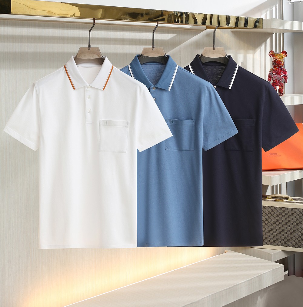 NO:135828,.Hermes 2025 spring and summer new model, same model on the official website!  Men's T-shirt Classic lapel with LOGO embroidered POLO shirt with short-sleeved lapel design, neither monotonous nor complicated!  H classic embroidery pattern, brand logo, three-dimensional and full!  The overall wiring is neat and symmetrical, and the craftsmanship quilting structure is seamless!  The texture of the fabric is comfortable and skin-friendly, and the detail is even more wonderful!  Business and casual commuting styles, aesthetically pleasing art, showing the charm of men!  Color White Navy Cailan Size M-3XL, hermes, T-shirt,tees, t-shirt,alexander wang19860909.爱马仕 2025春夏新款 官网同款！男士T恤 经典翻领胸前LOGO刺绣POLO衫短袖翻领设计、既不单调也不复杂！H经典刺绣图案、品牌标志、立体饱满！整体走线工整对称、工艺化绗缝结构做到了天衣无缝！面料手感质感舒适亲肤、细节感更是美妙绝伦！商务休闲通勤款、唯美主义的剪裁艺术、尽显男士魅力风采！ 颜色 白色 藏青 彩兰 尺码M-3XL,,hermes,T-shirt,tees，t-shirt,alexander wang,Men's clothing