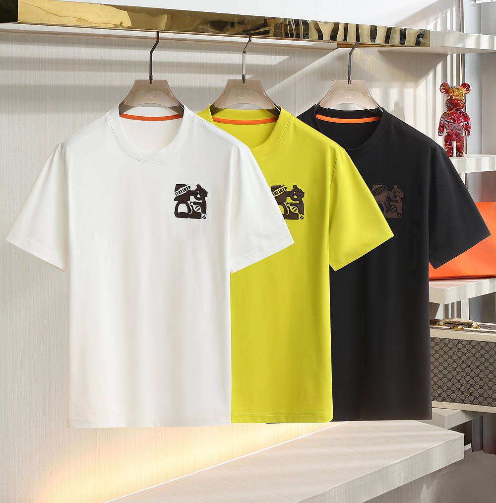 NO:133234,.Hermes 2025 spring and summer new model, synchronized on the official website!  Men's round neck short-sleeved T-shirt. Unique and novel H-home logo adopts professional washing leather design, with a certain artistic sense and design sense. It is low-key and shows identity. It uses the best choice among fabrics. Mercerated cotton. It uses high-quality cotton as raw material and is processed with special merceration technology. It has a silky luster and is as soft and bright as silk, with high-quality texture, and is extremely comfortable to wear. The style is crisp and wrinkle-resistant and not easy to deform. The overall wiring is neat and symmetrical, and the craftsmanship quilting structure is seamless!  A versatile T-shirt that combines fashion and comfort!  Color Black White Yellow Size M-3XL, hermes, T-shirt,tees, t-shirt,alexander wang19860909.爱马仕 2025春夏新款 官网同步！男士圆领短袖T恤衫.独特新颖的H家标志 采用专业洗水皮设计,具有一定的艺术感和设计感.低调又彰显身份. 采用面料中的上乘之选 丝光棉.以优质棉花为原料,经特殊丝光工艺处理,光泽如丝般柔和亮丽,质感高级,贴肤穿着,舒适无比.且版型挺括抗皱,不易变形.整体走线工整对称、工艺化绗缝结构做到了天衣无缝！集时尚与舒适为一体的一款百搭T恤！ 颜色 黑色 白色 黄色 尺码M-3XL,,hermes,T-shirt,tees，t-shirt,alexander wang,Men's clothing