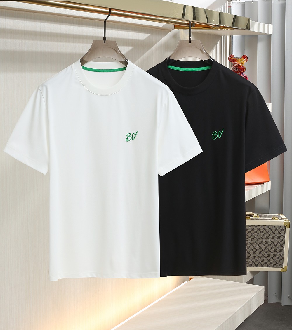 NO:133240,.BV Home 2025 Summer latest men's round neck short-sleeved T-pat, BV classic brand logo embroidery design, simplicity hides the mystery of luxury, low-key and eye-catching, highlighting the brand's unique style!  The round neck design fits the neck lines, comfortable and comfortable. The imported mercerized cotton fabric has a shiny appearance and is silky-like!  Elegant texture, crisp and stylish style. It feels extremely soft and smooth in touch, good skin-friendly, and comfortable to wear with close body!  High-end fabrics and fine craftsmanship show extraordinary taste on the upper body, and easily interprets the fashion attitude!  Color black white Number M-3XL, bottega veneta, T-shirt, alexander wang19860909.BV家 2025 夏季最新款男士圆领短袖T桖,BV经典品牌logo刺绣设计,简约之中藏着奢华奥义,低调而醒目,彰显品牌独特格调！圆领设计贴合颈部线条,舒适自在.进口丝光棉面料 外观上光泽亮丽,具有丝绸般的！优雅质感,版型挺括有型.触感方面极为柔软顺滑,亲肤性佳,贴身穿舒适自在！高级的面料加上精细的工艺 上身即显非凡品味,轻松诠释时尚态度！ 颜色黑色 白色 码数M-3XL,,bottega veneta,T-shirt,alexander wang,Men's clothing