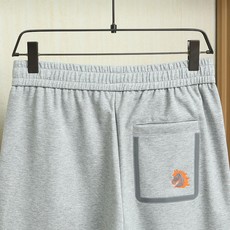 。2026年夏季新款 Her*es短裤夏天的快乐,是一条舒服的短裤给的。简约H标点缀,橙抽绳撞色提亮,重 。2026年夏季新款 Her*es短裤夏天的快乐,是一条舒服的短裤给的。简约H标点缀,橙抽绳撞色提亮,重