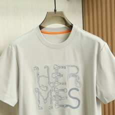 。 2026年夏季新款Her*es 短袖T恤爱🐎仕的松弛感,藏在这件T恤的每一处细节里。甄选高支面料,亲 。 2026年夏季新款Her*es 短袖T恤爱🐎仕的松弛感,藏在这件T恤的每一处细节里。甄选高支面料,亲