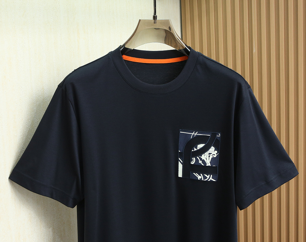 。 2026年夏季新款Her*ed短袖T恤爱🐎仕的低调奢感，都在这件T恤里了。甄选高支面料，软糯亲肤又自