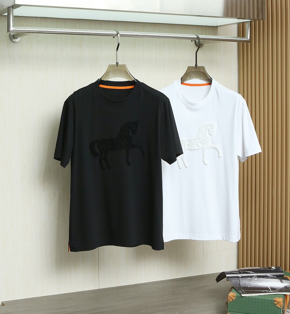 NO:868741,.2026 new summer Her*es short-sleeved T-shirt. Her*es-level texture is hidden in the details. High-count fabrics are selected, which are skin-friendly, breathable, crisp and stylish. The iconic horse pattern is embroidered with toothbrush technology, which is three-dimensional and full, and has a delicate touch. Available in black and white, low-key and luxurious, easy to control for daily commuting or leisure. Color Black White Size M-4XL, T-shirt, tees, t-shirt,19860909.2026年夏季新款 Her*es 短袖T恤 爱仕级别的质感,藏在细节里 甄选高支面料,亲肤透气又挺括有型 标志性骏马图案采用牙刷绣工艺,立体饱满,触感细腻 黑白双色可选,低调中透着奢华,日常通勤或休闲都能轻松驾驭 颜色黑色 白色 码数M-4XL,,T-shirt,tees，t-shirt,,Men's clothing