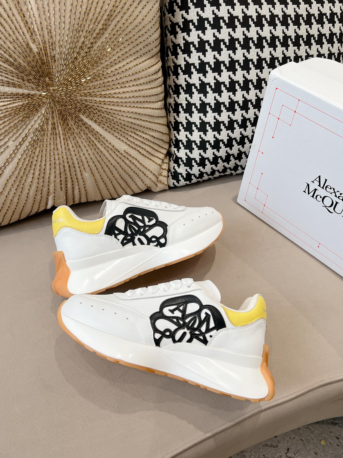 NO:616188,Leather, men's size, the latest thick-soled lettered white shoes, high quality!  The top purchase version of the fabric and leather is the correct and the best leather in our store - top environmentally friendly leather (not imitation fake environmentally friendly leather in the market) outsole (the outsole is the final correct version). After a long time of waiting for the correct outsole, all the ones on the market in the early stage are incorrect. The lining is environmentally friendly imported fine mesh calfskin feet [does not delaminate and does not fade] ss Alexande* McQUEE*  Sizes for women are 34-41 (34.40.41), non-refundable, men’s sizes are 38-45 (customized at 38.45), casual shoes/sports shoes, sneakers, cowhide19860909皮面 男码 最新厚底字母小白鞋 高货！顶级代购版本 面料皮料认准我家正确最优等皮料-顶级环保皮（非市场仿冒假环保皮） 大底（大底是最终正确版）,等待正确大底经过漫长时间,前期市面出的一律都是不正确的. 内里环保进口细网布 小牛皮垫脚【不脱层不褪色】 ss Alexande* McQUEE* 码数女款34-41（34.40.41）订做不退换 男款38-45（38.45定做）,休闲鞋/运动鞋,sneakers,cowhide,Women's Shoes