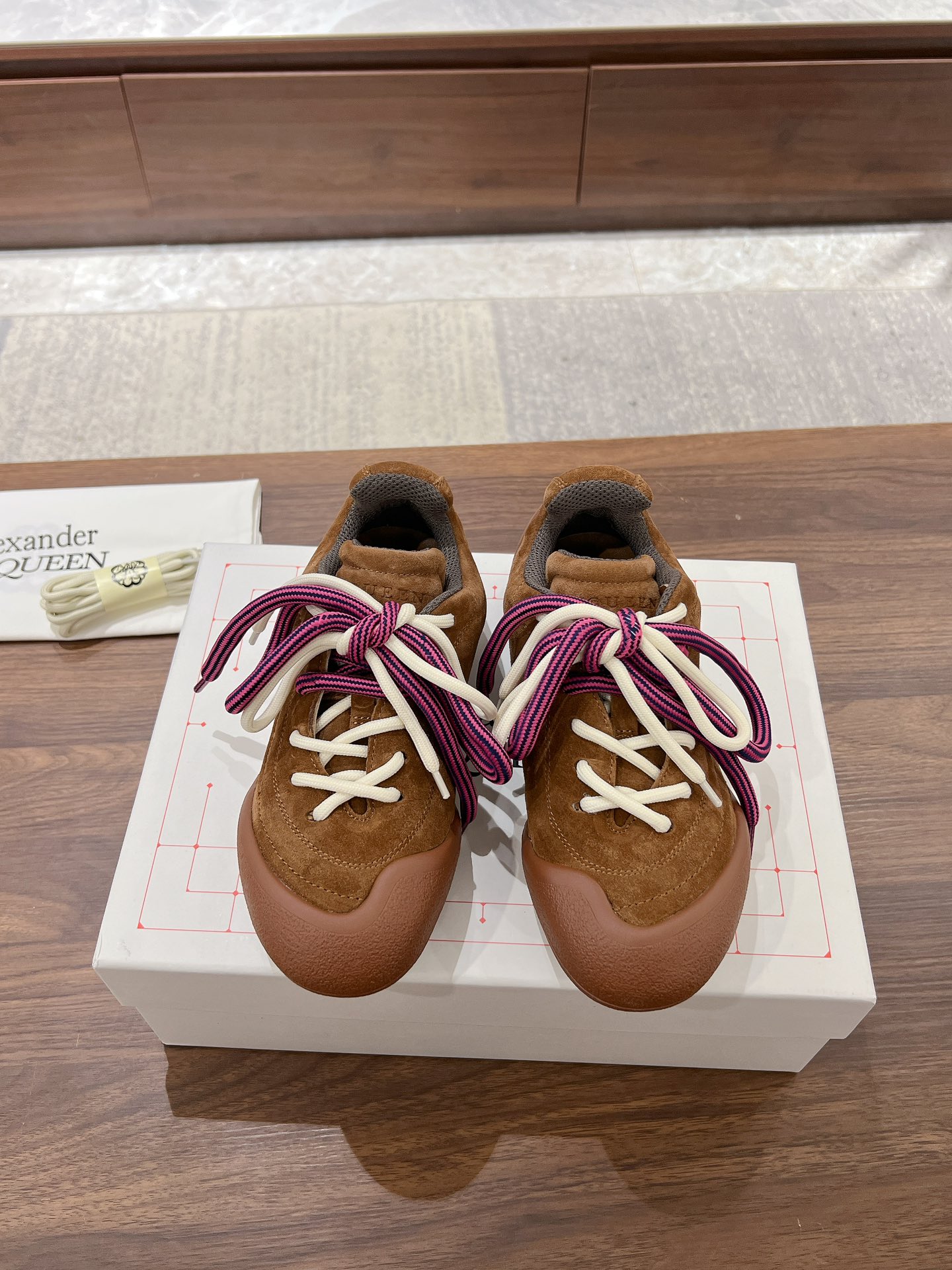 NO:616196,Female (with airplane case) 34-40 (customized at 34.40) Male (with airplane box) 39-45 (customized at 38.45) The fabric is high mercerized cow suede. The lining is imported breathable lycra + goatskin foot pads. Outsole TPU, casual shoes/sports shoes, sneakers, sheepskin19860909女（配飞机盒）34-40（34.40定做） 男（配飞机盒）39-45（38.45定做） 面料高丝光牛反绒 内里进口透气莱卡布+山羊皮垫脚 大底TPU,休闲鞋/运动鞋,sneakers,sheepskin,Women's Shoes