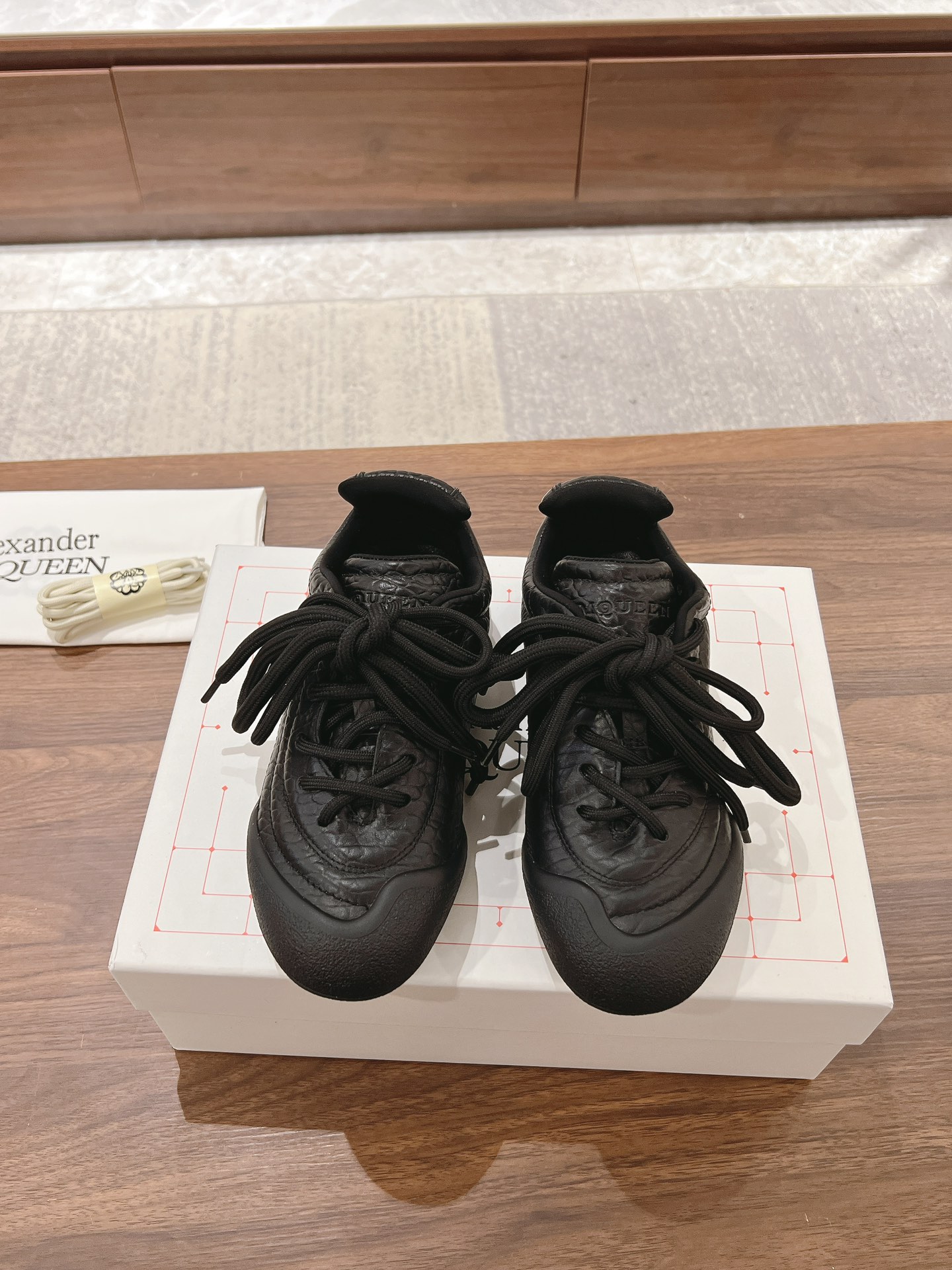 NO:616173,Female (with airplane case) 34-40 (customized at 34.40) Male (with airplane box) 39-45 (customized at 38.45) Fabric first layer of cowhide, imported breathable lycra cloth inside + goatskin foot pads, outsole TPU, casual shoes/sports shoes, sneakers, cowhide, sheepskin19860909女（配飞机盒）34-40（34.40定做） 男（配飞机盒）39-45（38.45定做） 面料头层牛皮 内里进口透气莱卡布+山羊皮垫脚 大底TPU,休闲鞋/运动鞋,sneakers,cowhide,sheepskin,Women's Shoes