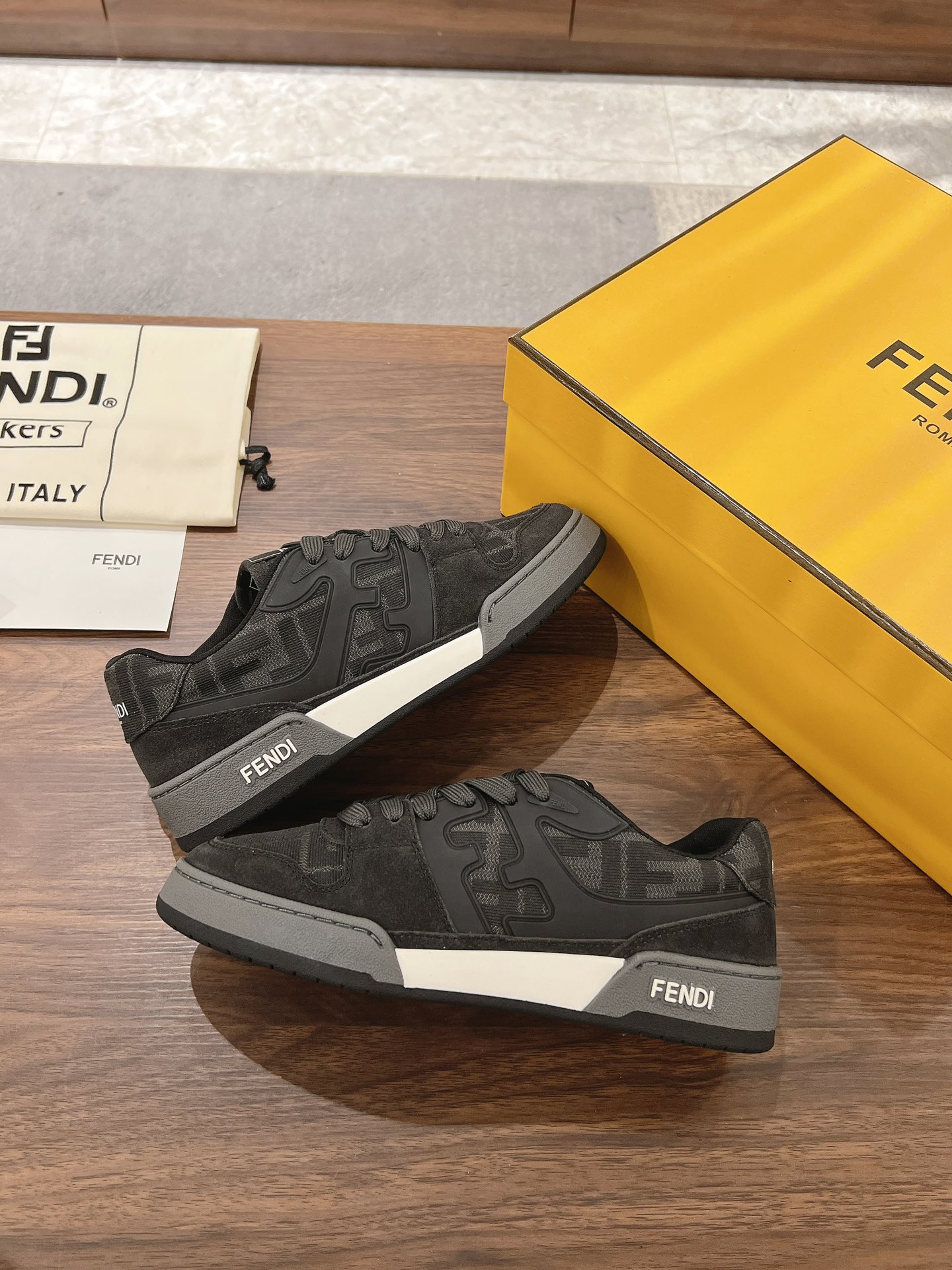 Fendi Fend*芬迪2022新春 系列【情侣 休闲运动鞋】 FD match RMB7220购入 设计师Kim Jones打造的首款运动鞋fendi match 和驴牌的Trainer篮球运动鞋