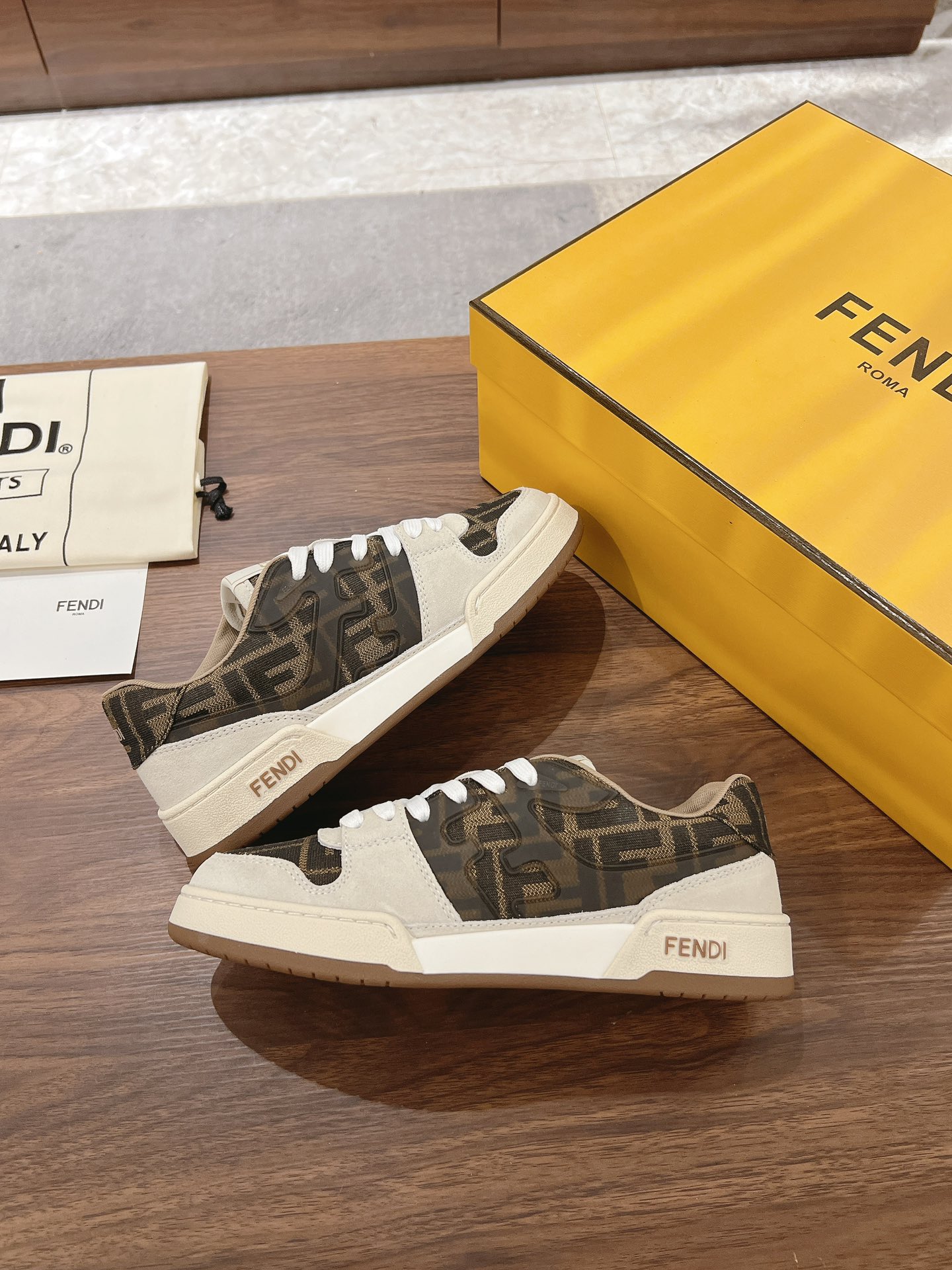 Fendi Fend*芬迪2022新春 系列【情侣 休闲运动鞋】 FD match RMB7220购入 设计师Kim Jones打造的首款运动鞋fendi match 和驴牌的Trainer篮球运动鞋