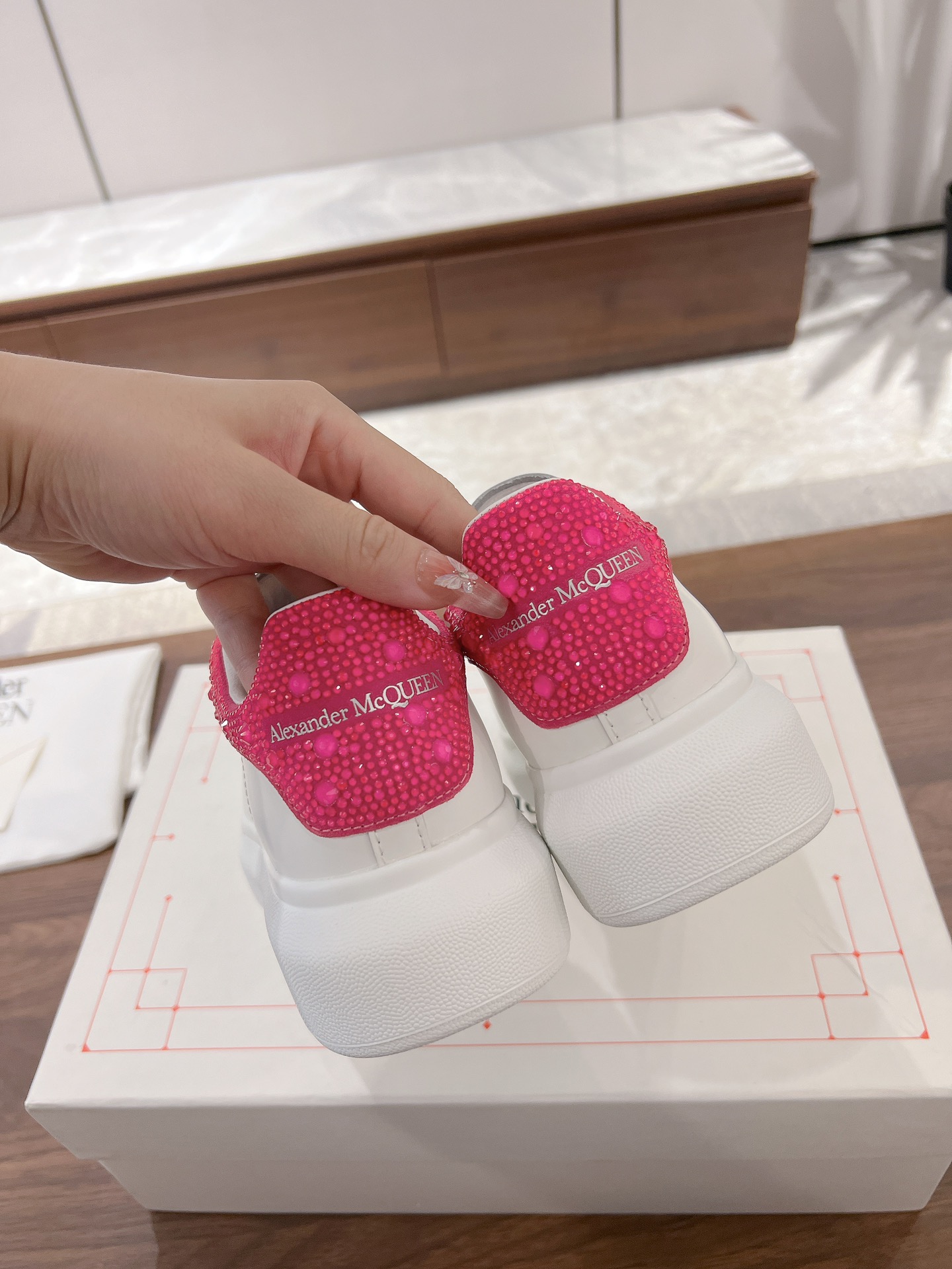 NO:231933,New model Diamond tail Sheepskin (female, male) size 34-40 New model Diamond tail Cowhide (female, male, 330) size 38-44 McQueen high-quality top version Alexander mcqueen / Classic star hot versatile white shoes Upgraded, the new generation of new lasts and head shapes that are 100% consistent with the authentic ones (can be compared with the original version to verify) The first 30-year-old master made it based on the original flavor of the original version with Asian foot shape 11. During the comfort debugging of the foot, more than a dozen girls in different foot shapes tried on it, repeatedly grinding it until all foot shapes are comfortable to wear, and finally finalized the last mold. All colors are basically made, and the color schemes are often sold are in stock, and others are constantly updated... Fabric customization original silk top-level cowhide fabric/rolling process  Cowhide inner lining and mixed-bred sheepskin lining processed by imported leather embryos. The foot pads are the same as the original version, and the imported high elastic PU foaming force   cowhide integrated injection molding, non-brushed adhesive. The original version has exclusive mold opening, yellowing resistance technology (please note that the new version and new label are different from the old version. Everyone should distinguish them well, including the head shape, and they are also different), casual shoes/sports shoes, alexander mcqueen, sneakers, cowhide, sheepskin19860909新款 钻尾 羊皮里（女 男）码数34-40  新款 钻尾 牛皮里（女 男330）码数38-44 麦昆高品质顶级版Alexander mcqueen / 经典明星爆款百搭小白鞋 已升级,全新一代新楦型楦型经过一年刻苦打磨,复刻出与正品百分百一致的整体楦型以及头型（可到专柜对比原版验证） 首家30年高级师傅按原版原味基础以亚洲脚型11制做,上脚舒适度调试期间经过十几个不同脚型小姐姐试穿,反复研磨,直至达到所有脚型都穿的舒适才最终敲定楦头模具 全系颜色基本都有做,常卖配色均有现货,其他不断更新…… 面料定制原版丝绸顶级头层牛皮面料/滚涂工艺 内里进口皮胚加工制作的牛皮内里、混种羊皮内里 垫脚同原版一样开模的进口高弹性的PU发泡回力 牛皮一体注塑而成,非刷胶粘合 大底原版独家开模,耐发黄工艺（请注意新版新标的大底,长度、纬度,跟旧版本的都是不一样的,大家要区分好,包括头型也都是不一样的哦）,休闲鞋/运动鞋,alexander mcqueen,sneakers,cowhide,sheepskin,Women's Shoes