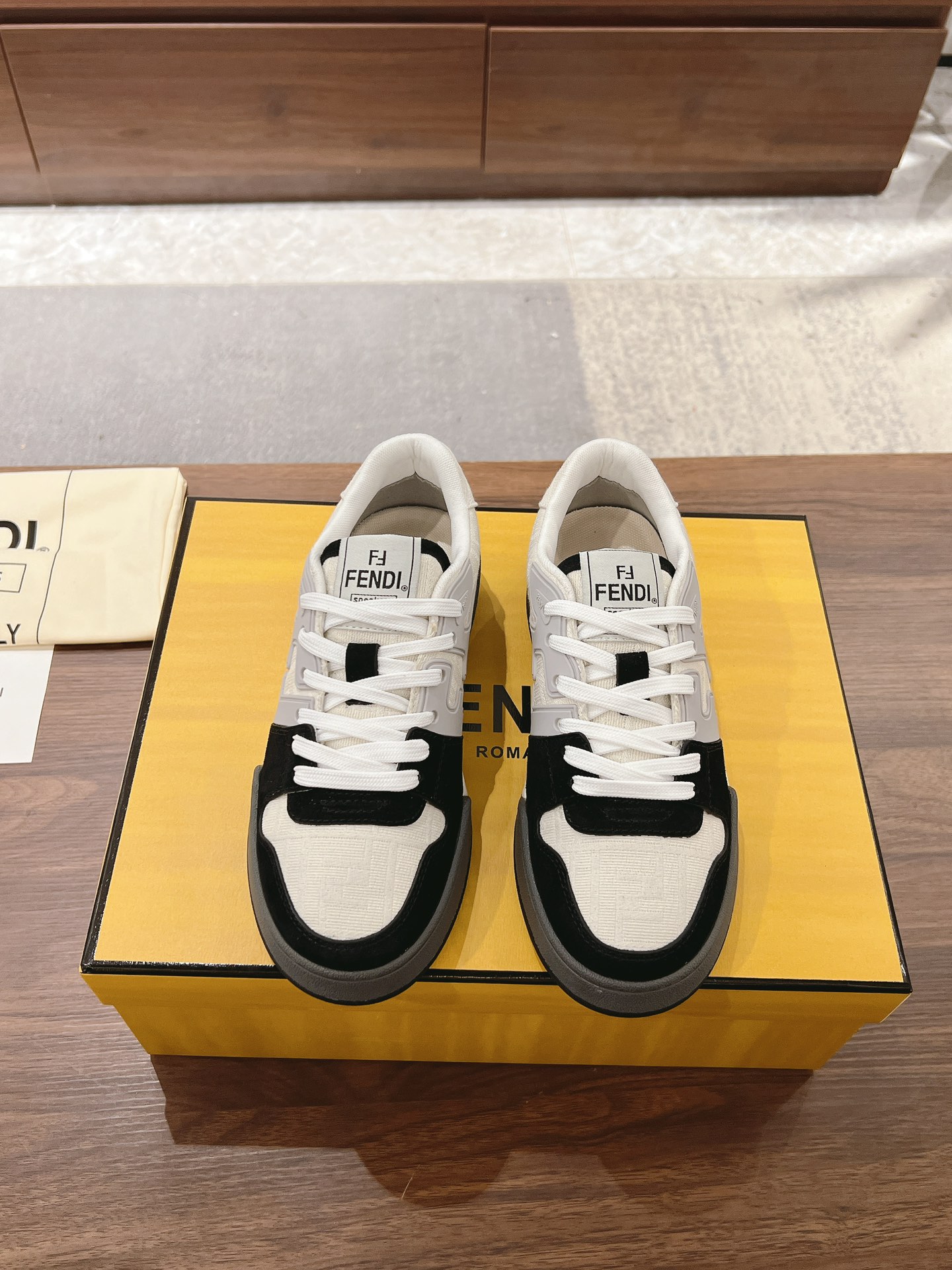 Fendi Fend*芬迪2022新春 系列【情侣 休闲运动鞋】 FD match RMB7220购入 设计师Kim Jones打造的首款运动鞋fendi match 和驴牌的Trainer篮球运动鞋
