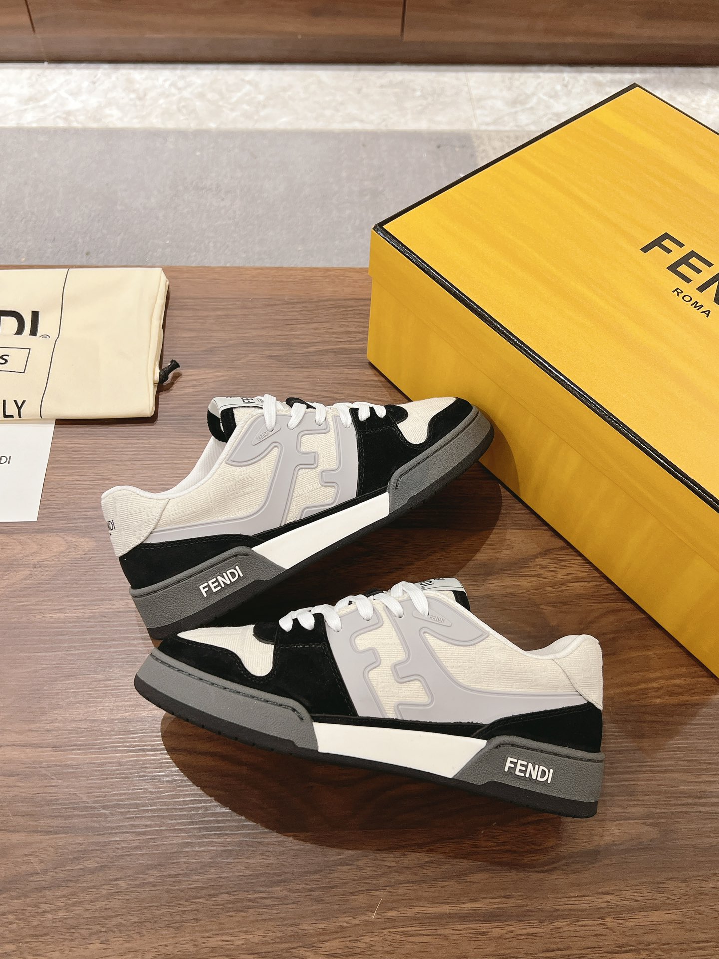 Fendi Fend*芬迪2022新春 系列【情侣 休闲运动鞋】 FD match RMB7220购入 设计师Kim Jones打造的首款运动鞋fendi match 和驴牌的Trainer篮球运动鞋