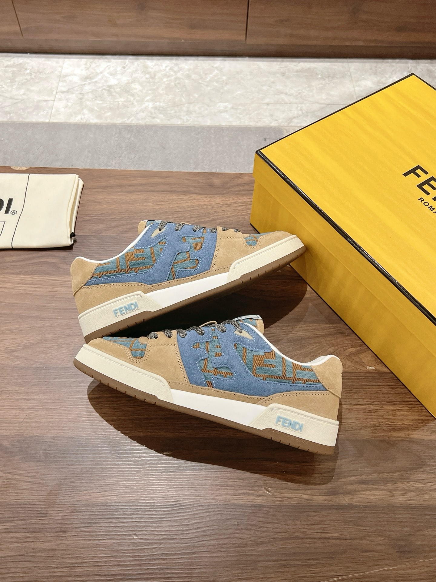 Fendi Fend*芬迪2022新春 系列【情侣 休闲运动鞋】 FD match RMB7220购入 设计师Kim Jones打造的首款运动鞋fendi match 和驴牌的Trainer篮球运动鞋