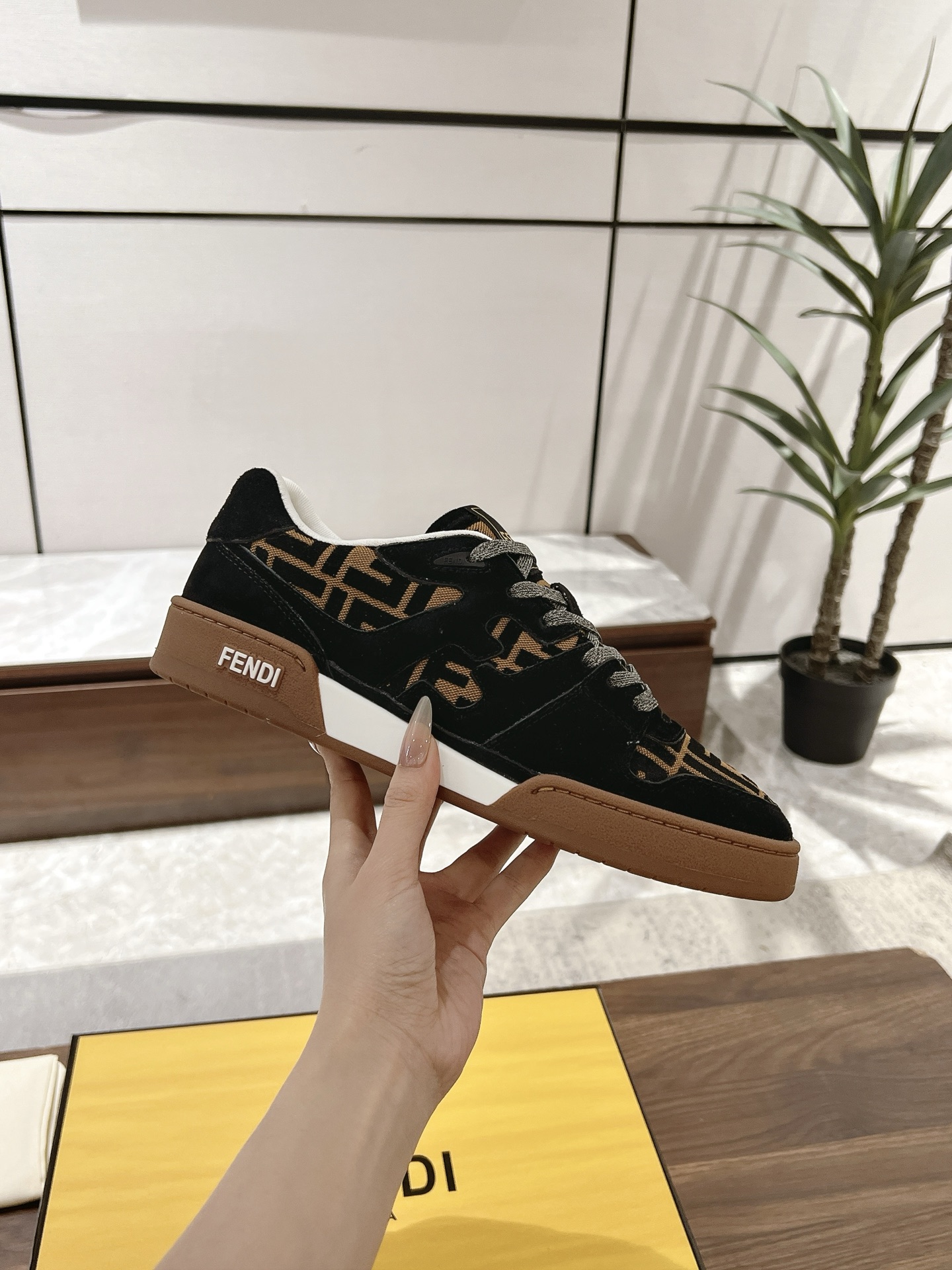 Fendi Fend*芬迪2022新春 系列【情侣 休闲运动鞋】 FD match RMB7220购入 设计师Kim Jones打造的首款运动鞋fendi match 和驴牌的Trainer篮球运动鞋