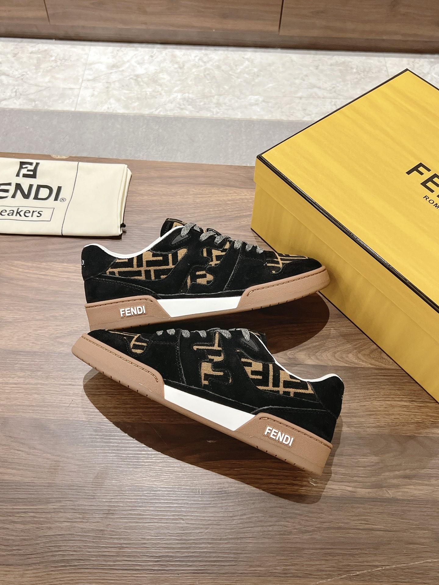 Fendi Fend*芬迪2022新春 系列【情侣 休闲运动鞋】 FD match RMB7220购入 设计师Kim Jones打造的首款运动鞋fendi match 和驴牌的Trainer篮球运动鞋