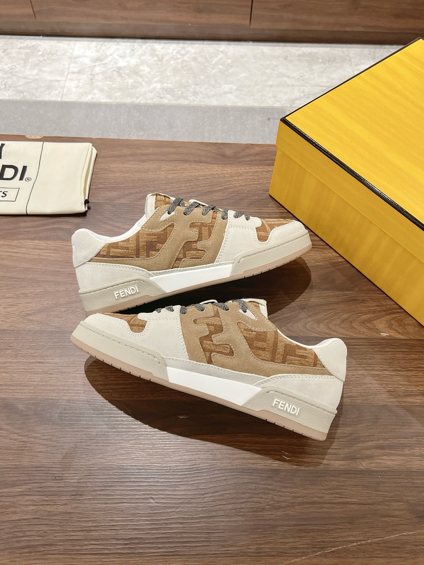 Fendi Fend*芬迪2022新春 系列【情侣 休闲运动鞋】 FD match RMB7220购入 设计师Kim Jones打造的首款运动鞋fendi match 和驴牌的Trainer篮球运动鞋